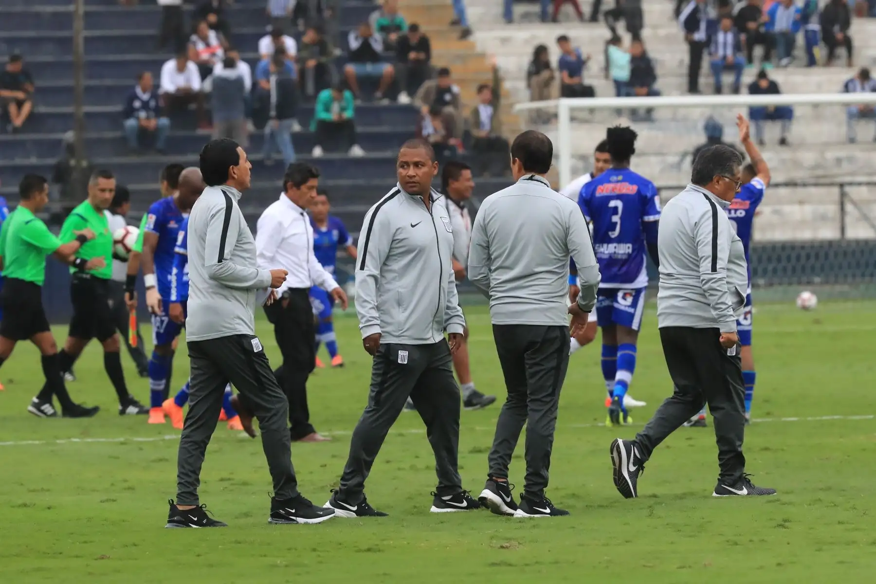 Alianza Lima derrotó 2 a 1 a Binacional por la Liga 1 - Apertura 2019 con goles de Aldair Salazar y Mauricio Affonso, descontó Donald Millán.

Foto: ANDINA/Juan Carlos Guzmán Negrini.