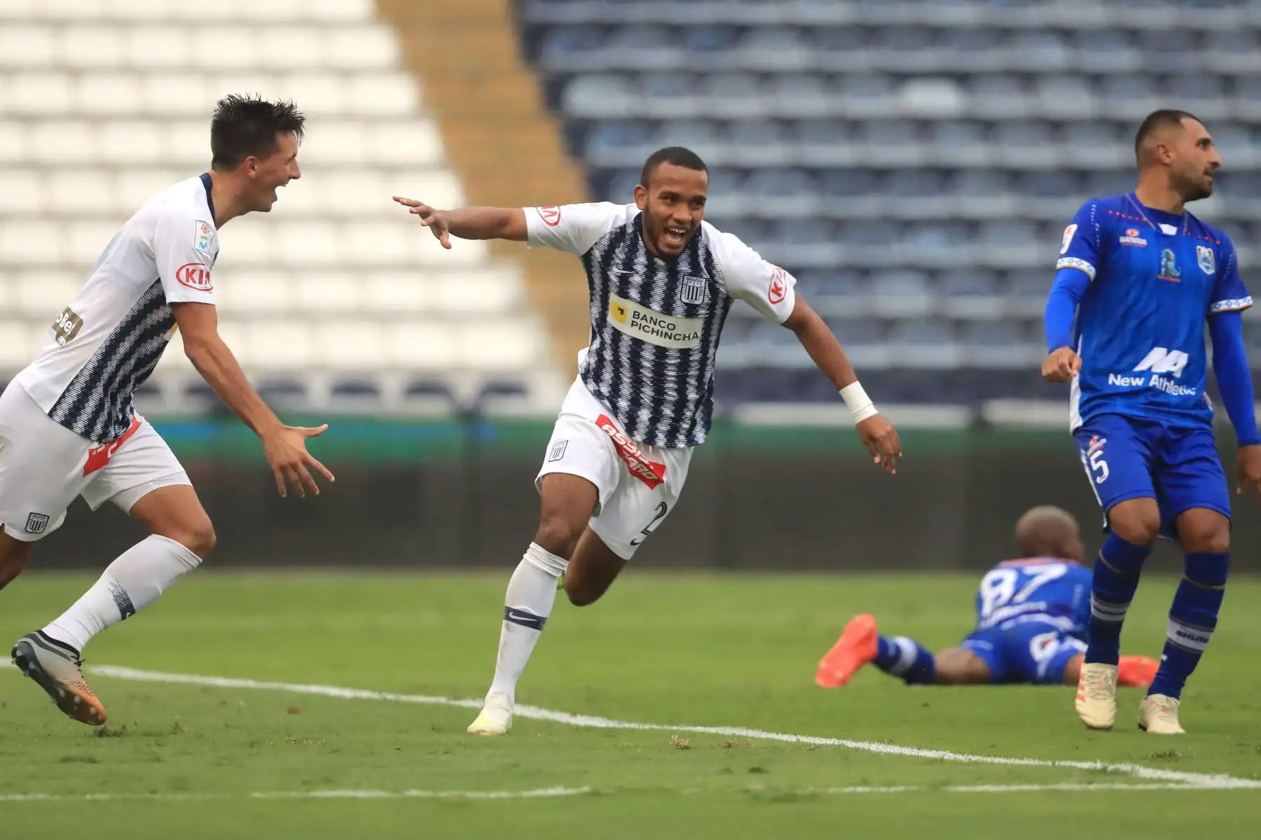 Alianza Lima derrotó 2 a 1 a Binacional por la Liga 1 - Apertura 2019 con goles de Aldair Salazar y Mauricio Affonso, descontó Donald Millán.

Foto: ANDINA/Juan Carlos Guzmán Negrini.
