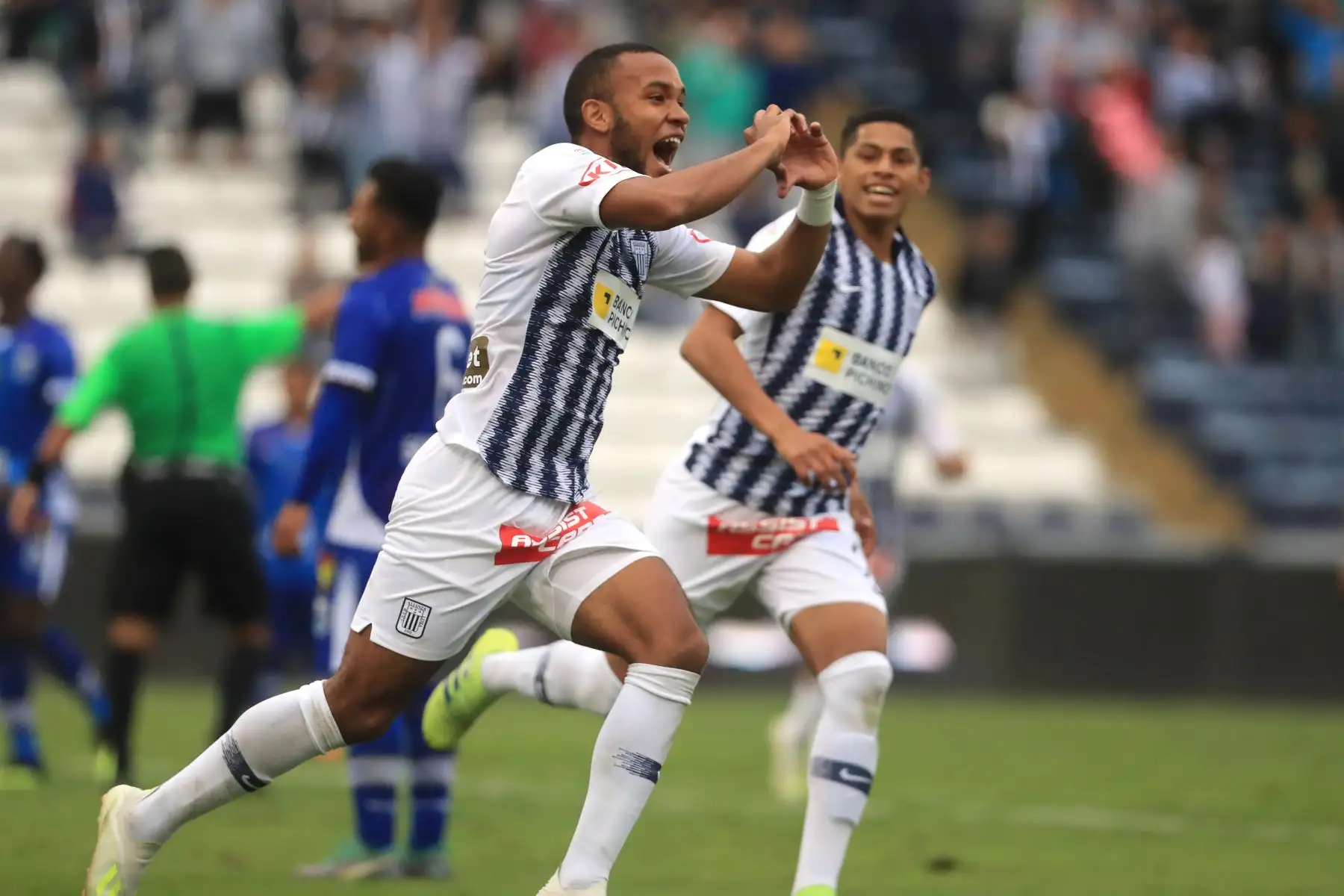 Alianza Lima derrotó 2 a 1 a Binacional por la Liga 1 - Apertura 2019 con goles de Aldair Salazar y Mauricio Affonso, descontó Donald Millán.

Foto: ANDINA/Juan Carlos Guzmán Negrini.