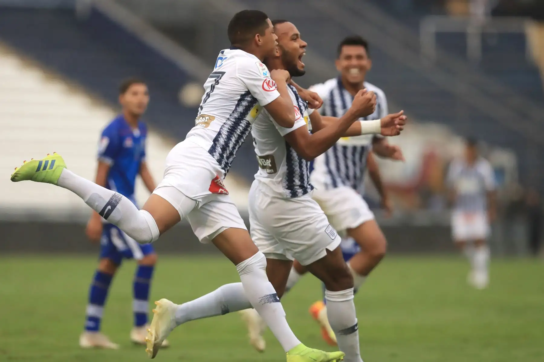 Alianza Lima derrotó 2 a 1 a Binacional por la Liga 1 - Apertura 2019 con goles de Aldair Salazar y Mauricio Affonso, descontó Donald Millán.

Foto: ANDINA/Juan Carlos Guzmán Negrini.