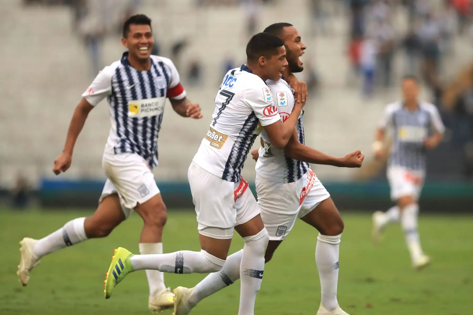 Alianza Lima derrotó 2 a 1 a Binacional por la Liga 1 - Apertura 2019 con goles de Aldair Salazar y Mauricio Affonso, descontó Donald Millán.

Foto: ANDINA/Juan Carlos Guzmán Negrini.