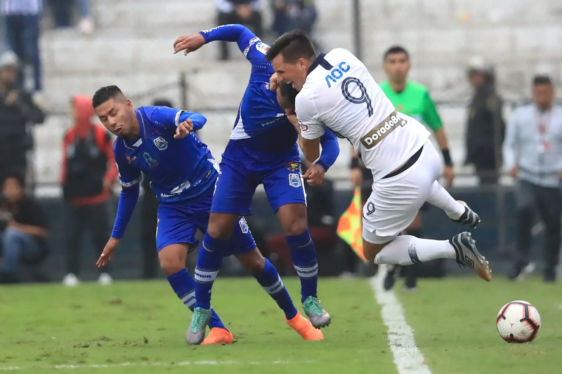 Alianza Lima derrotó 2 a 1 a Binacional por la Liga 1 - Apertura 2019 con goles de Aldair Salazar y Mauricio Affonso, descontó Donald Millán.

Foto: ANDINA/Juan Carlos Guzmán Negrini.