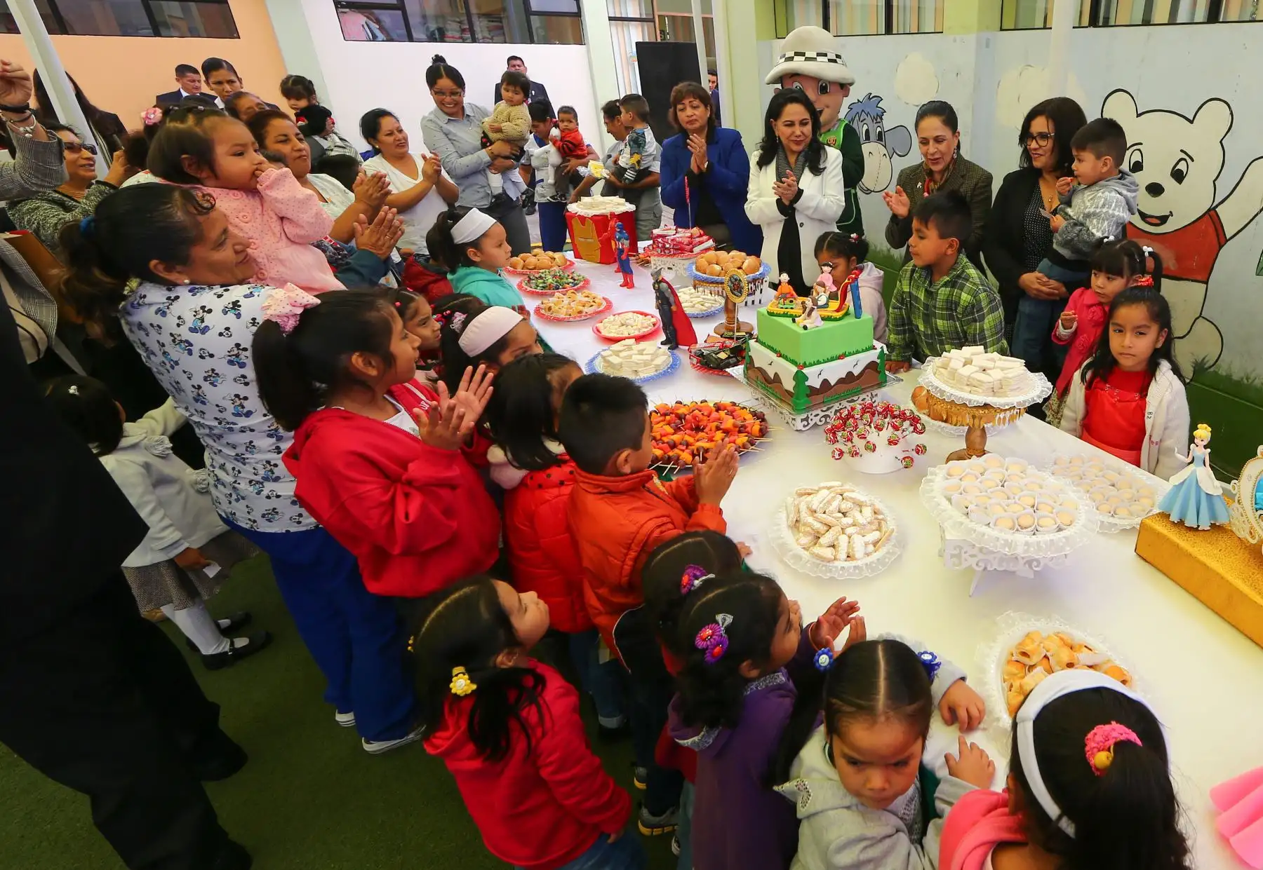 Una grata visita recibieron las niñas y niños del Centro de Acogida Residencial (CAR) Hogar Divino Jesús del Programa de Inabif, por parte de la Primera Dama y educadora, Maribel Díaz Cabello, y su homóloga de Ecuador, Rocío Gonzales, quienes destacaron el modelo de atención que brinda el Mimp.Foto:ANDINA/Prensa Presidencia
