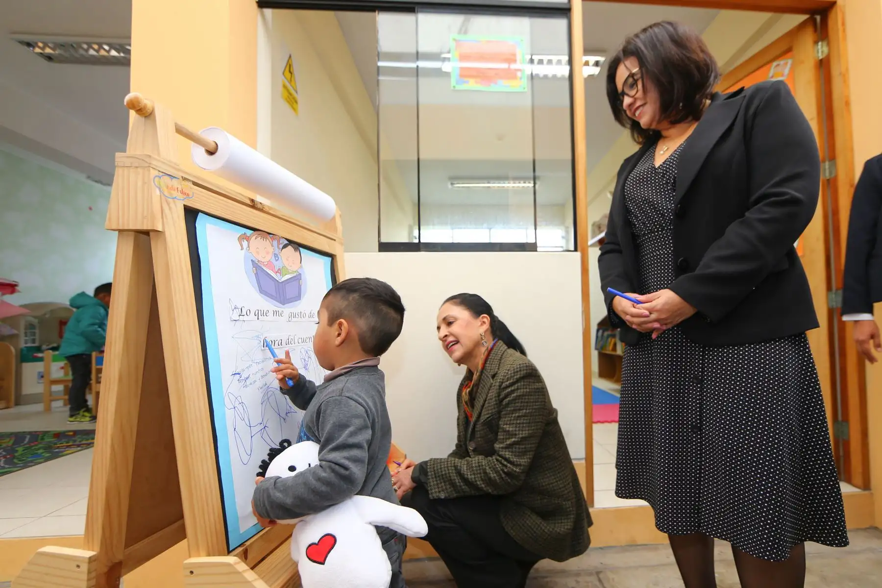 Una grata visita recibieron las niñas y niños del Centro de Acogida Residencial (CAR) Hogar Divino Jesús del Programa de Inabif, por parte de la Primera Dama y educadora, Maribel Díaz Cabello, y su homóloga de Ecuador, Rocío Gonzales, quienes destacaron el modelo de atención que brinda el Mimp.Foto:ANDINA/Prensa Presidencia