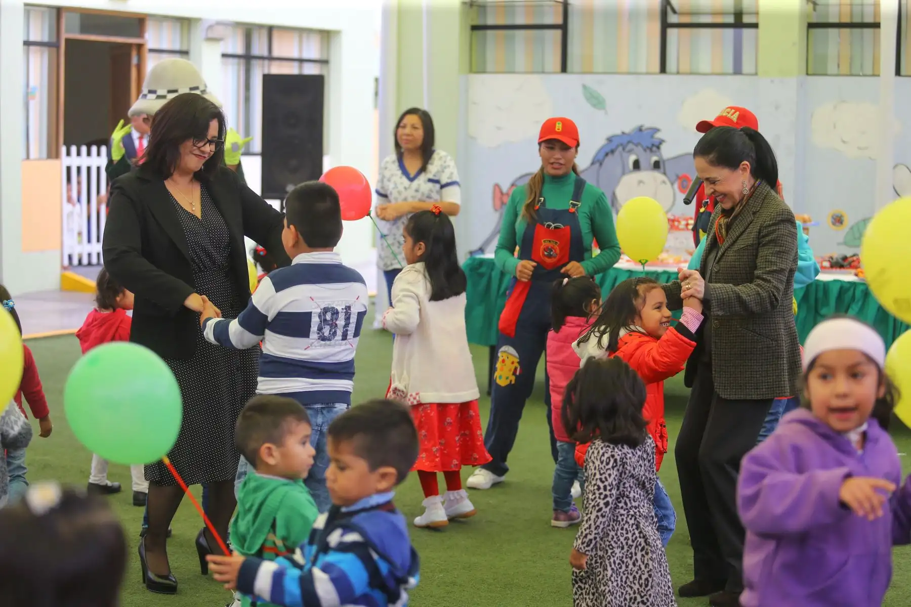 Una grata visita recibieron las niñas y niños del Centro de Acogida Residencial (CAR) Hogar Divino Jesús del Programa de Inabif, por parte de la Primera Dama y educadora, Maribel Díaz Cabello, y su homóloga de Ecuador, Rocío Gonzales, quienes destacaron el modelo de atención que brinda el Mimp.Foto:ANDINA/Prensa Presidencia
