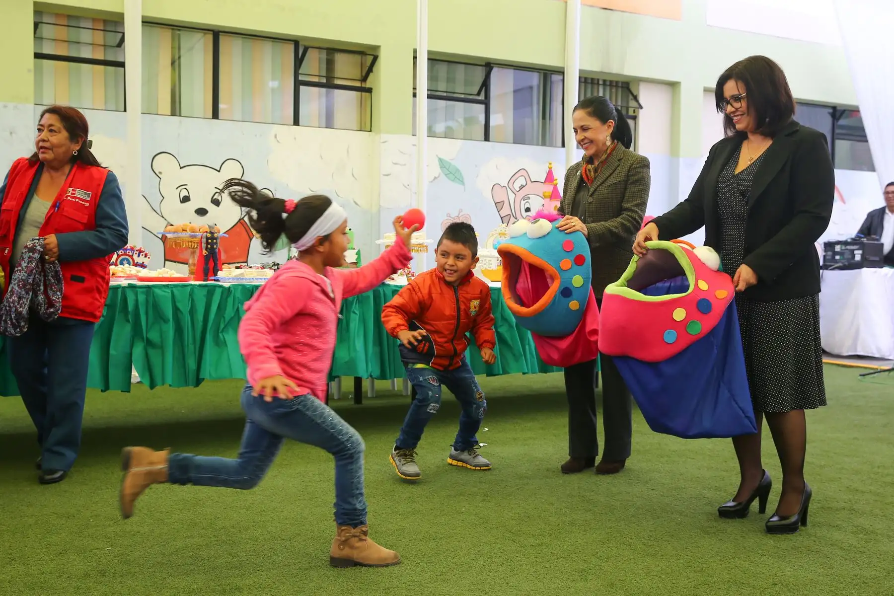 Una grata visita recibieron las niñas y niños del Centro de Acogida Residencial (CAR) Hogar Divino Jesús del Programa de Inabif, por parte de la Primera Dama y educadora, Maribel Díaz Cabello, y su homóloga de Ecuador, Rocío Gonzales, quienes destacaron el modelo de atención que brinda el Mimp.Foto:ANDINA/Prensa Presidencia