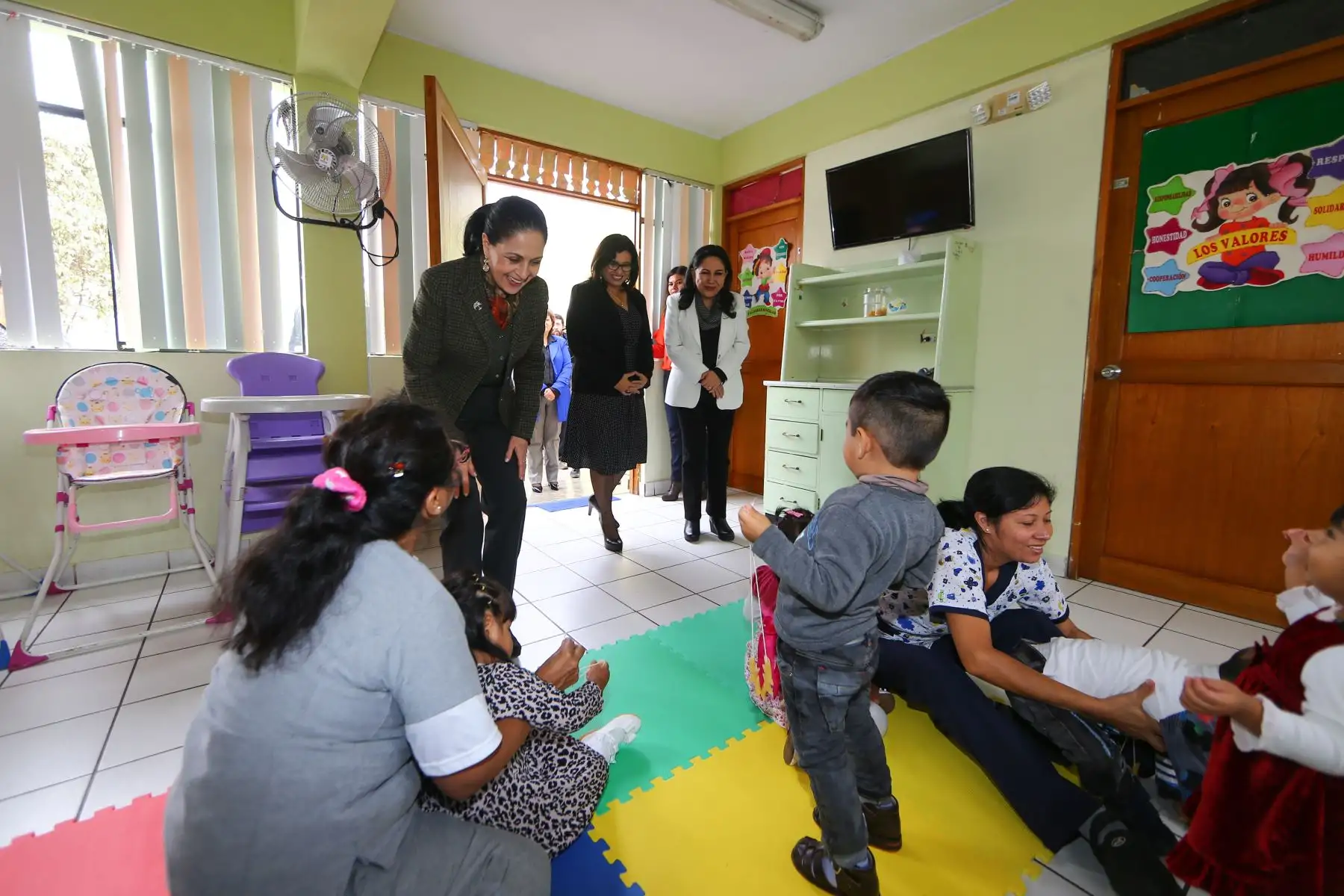 Una grata visita recibieron las niñas y niños del Centro de Acogida Residencial (CAR) Hogar Divino Jesús del Programa de Inabif, por parte de la Primera Dama y educadora, Maribel Díaz Cabello, y su homóloga de Ecuador, Rocío Gonzales, quienes destacaron el modelo de atención que brinda el Mimp.Foto:ANDINA/Prensa Presidencia
