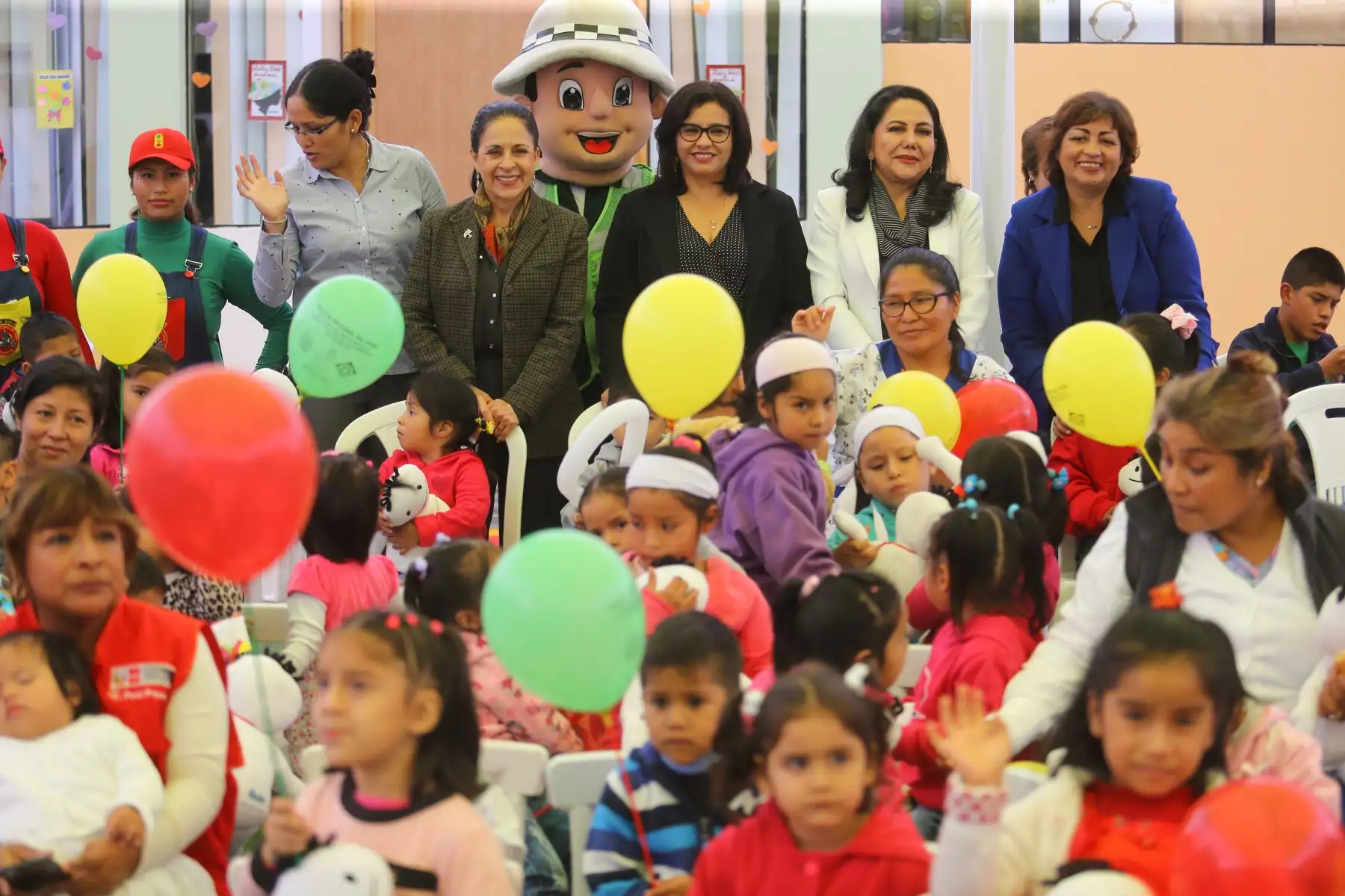 Una grata visita recibieron las niñas y niños del Centro de Acogida Residencial (CAR) Hogar Divino Jesús del Programa de Inabif, por parte de la Primera Dama y educadora, Maribel Díaz Cabello, y su homóloga de Ecuador, Rocío Gonzales, quienes destacaron el modelo de atención que brinda el Mimp.Foto:ANDINA/Prensa Presidencia
