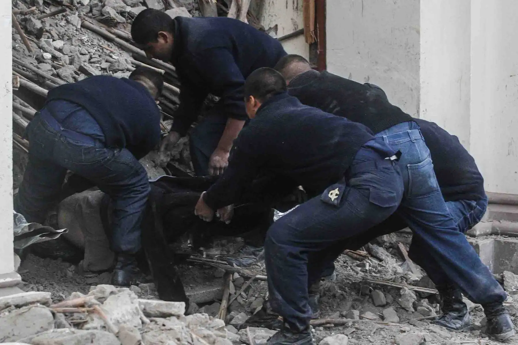 En la iglesia San Clemente, ubicada en la plaza de Armas de Pisco, se terminaba de celebrar una misa cuando la tierra empezó a retumbar. Fallecieron un centenar de feligreses. Foto: ANDINA/Alberto Orbegoso