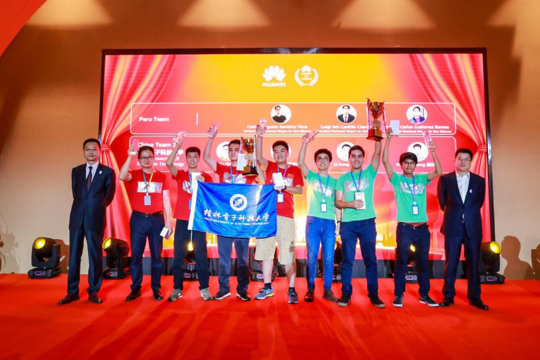 Estudiantes peruanos (con polos color verde) alzan la copa ganadora en su categoría. Foto: UNMSM