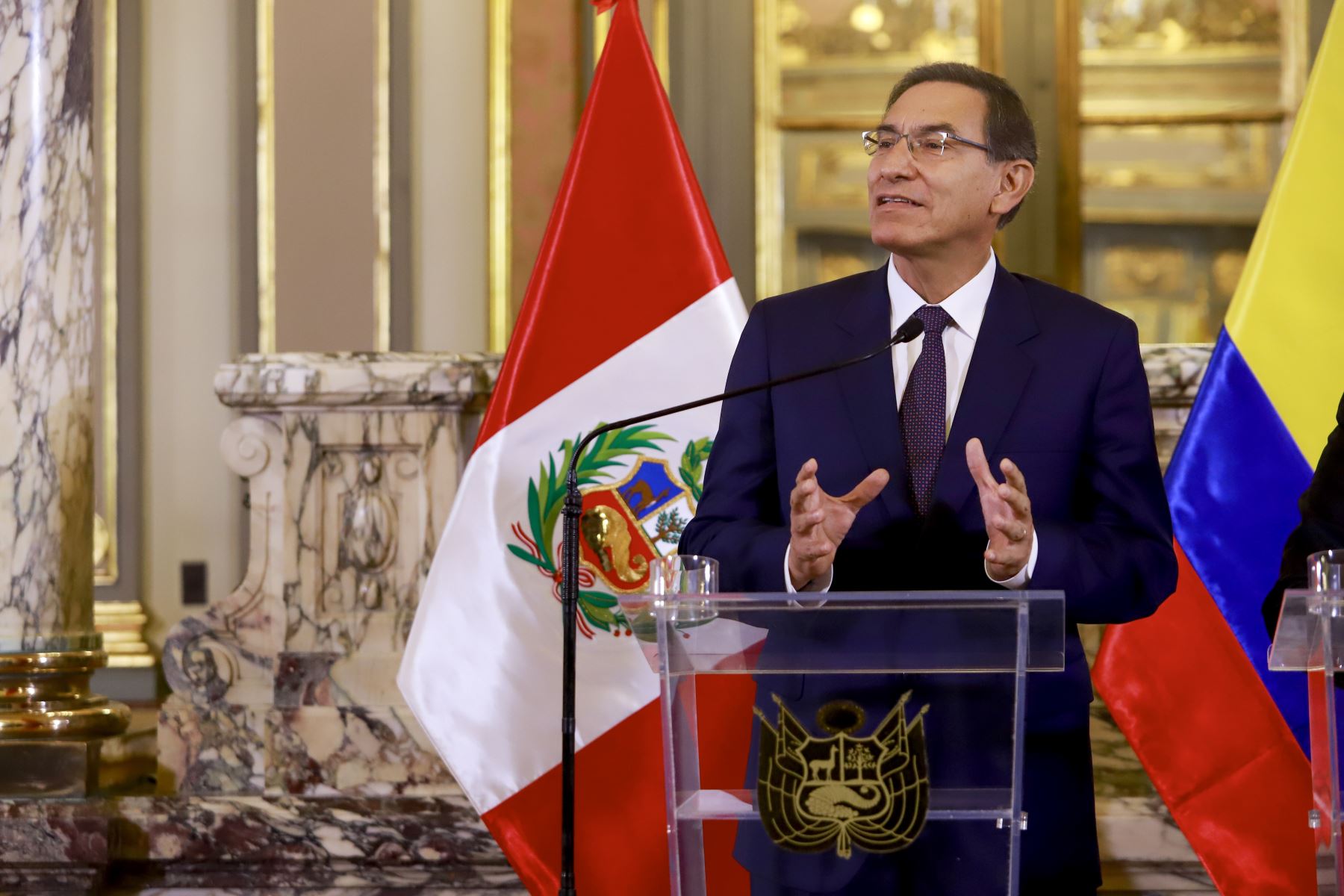 Jefe de Estado condecora al mandatario colombiano con el “Gran Collar” de la Orden “El Sol del Perú. Foto.ANDINA/Prensa Presidencia