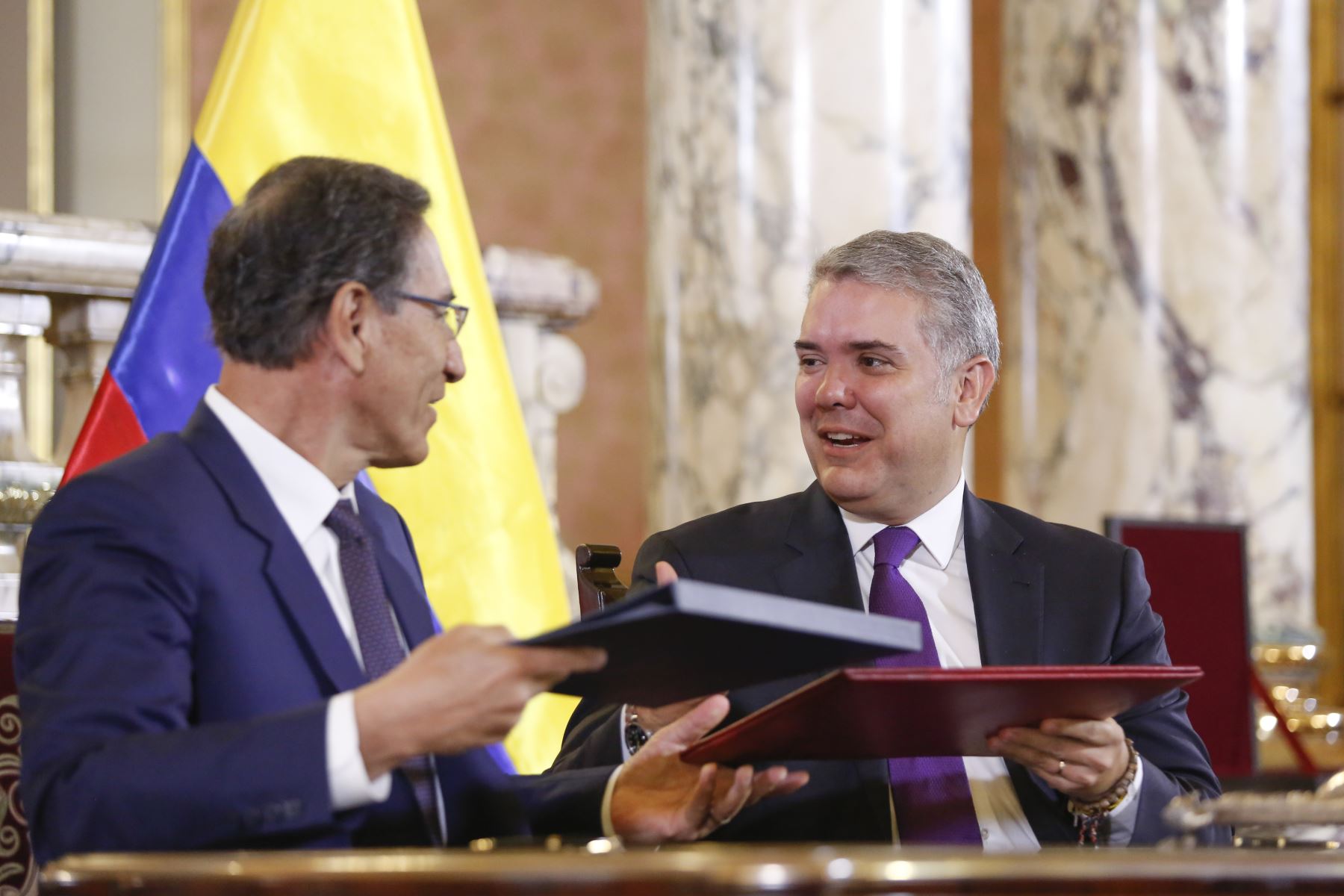 Jefe de Estado condecora al mandatario colombiano con el “Gran Collar” de la Orden “El Sol del Perú. Foto.ANDINA/Prensa Presidencia