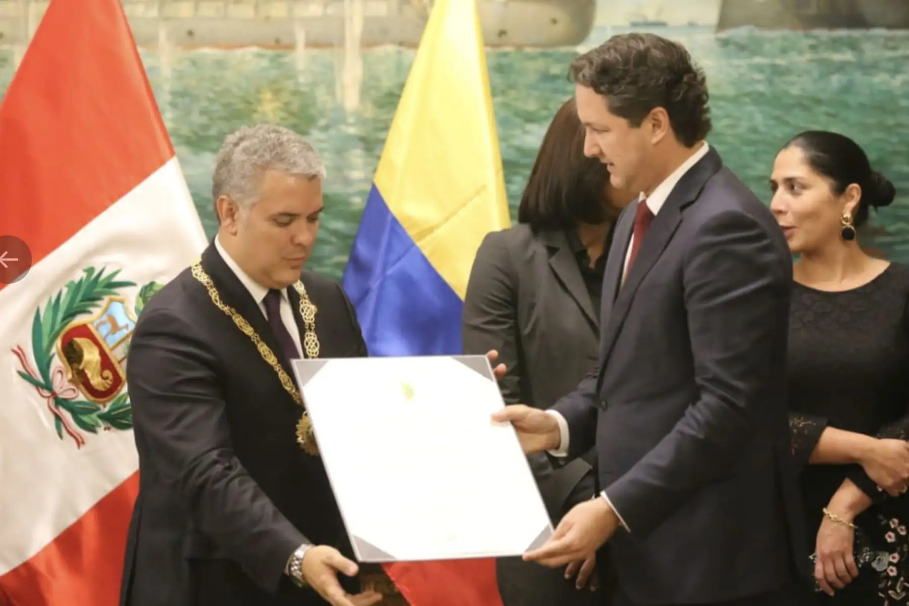 El presidente de Colombia, Iván Duque Márquez fue condecorado con la Medalla de Honor, en el grado de Gran Cruz en reconocimiento a su contribución al fortalecimiento de los vínculos de amistad y cooperación entre nuestros países, en el Congreso de la República del Perú.Foto:ANDINA/Congreso