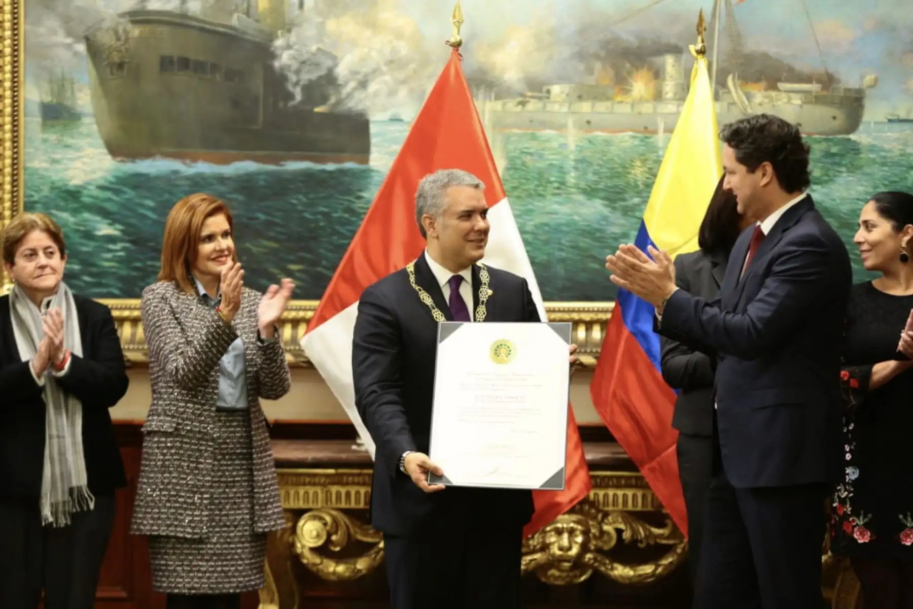 El presidente de Colombia, Iván Duque Márquez fue condecorado con la Medalla de Honor, en el grado de Gran Cruz en reconocimiento a su contribución al fortalecimiento de los vínculos de amistad y cooperación entre nuestros países, en el Congreso de la República del Perú.Foto:ANDINA/Congreso