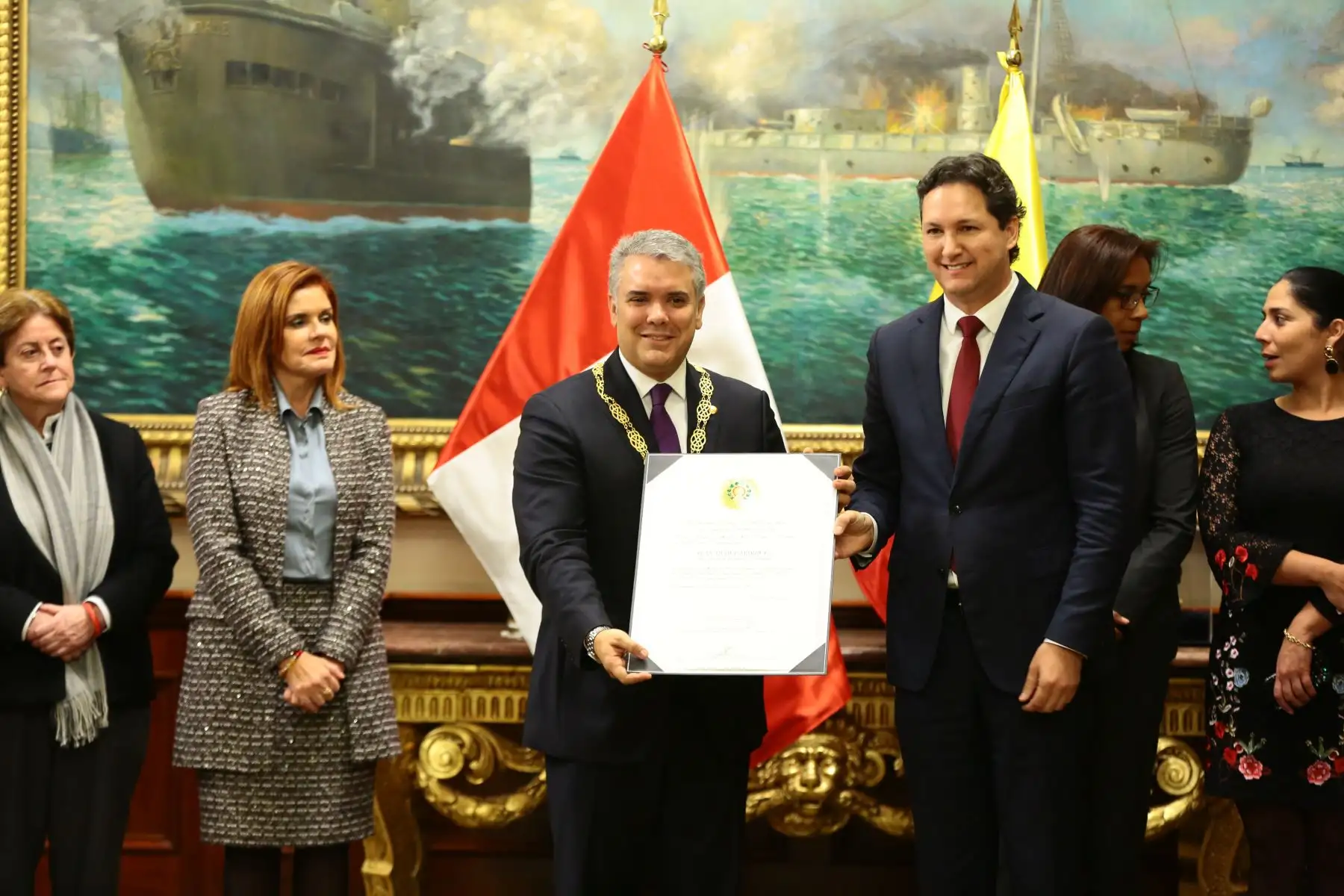 El presidente de Colombia, Iván Duque Márquez fue condecorado con la Medalla de Honor, en el grado de Gran Cruz en reconocimiento a su contribución al fortalecimiento de los vínculos de amistad y cooperación entre nuestros países, en el Congreso de la República del Perú.Foto:ANDINA/Congreso