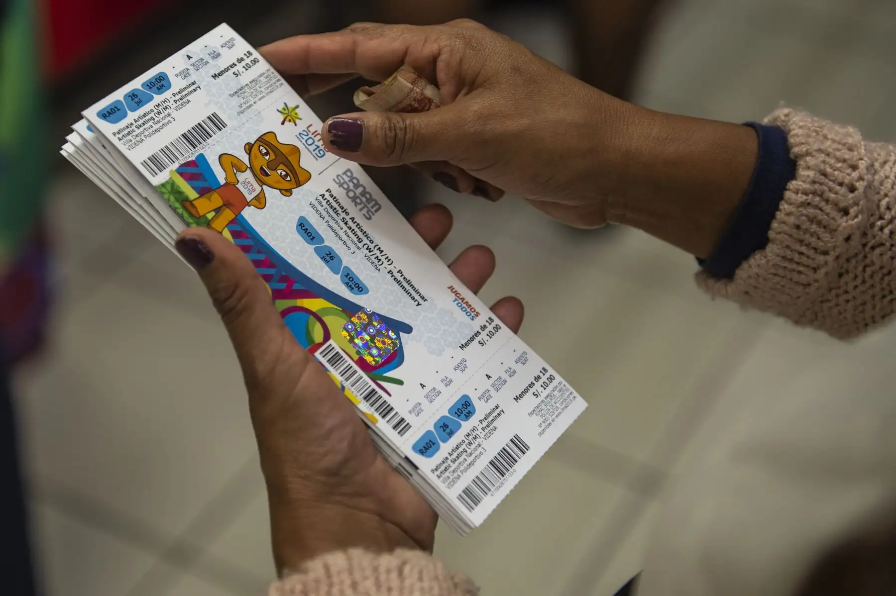 Público compra boletos de los Juegos Panamericanos en Lima en 2019, durante el primer día se vendieron más de 25 mil boletos que batió el récord histórico en ventas de boletos para espectáculos deportivos en Perú. Foto: AFP