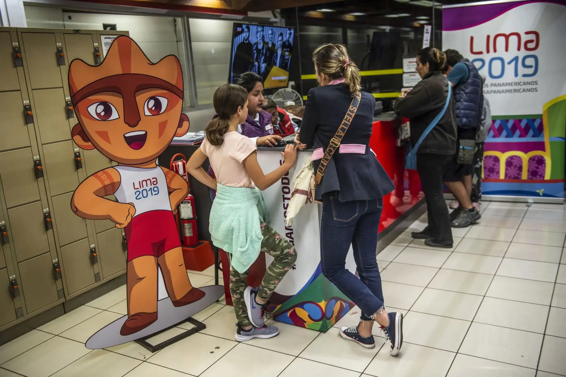 Público compra boletos de los Juegos Panamericanos en Lima en 2019, durante el primer día se vendieron más de 25 mil boletos que batió el récord histórico en ventas de boletos para espectáculos deportivos en Perú. Foto: AFP