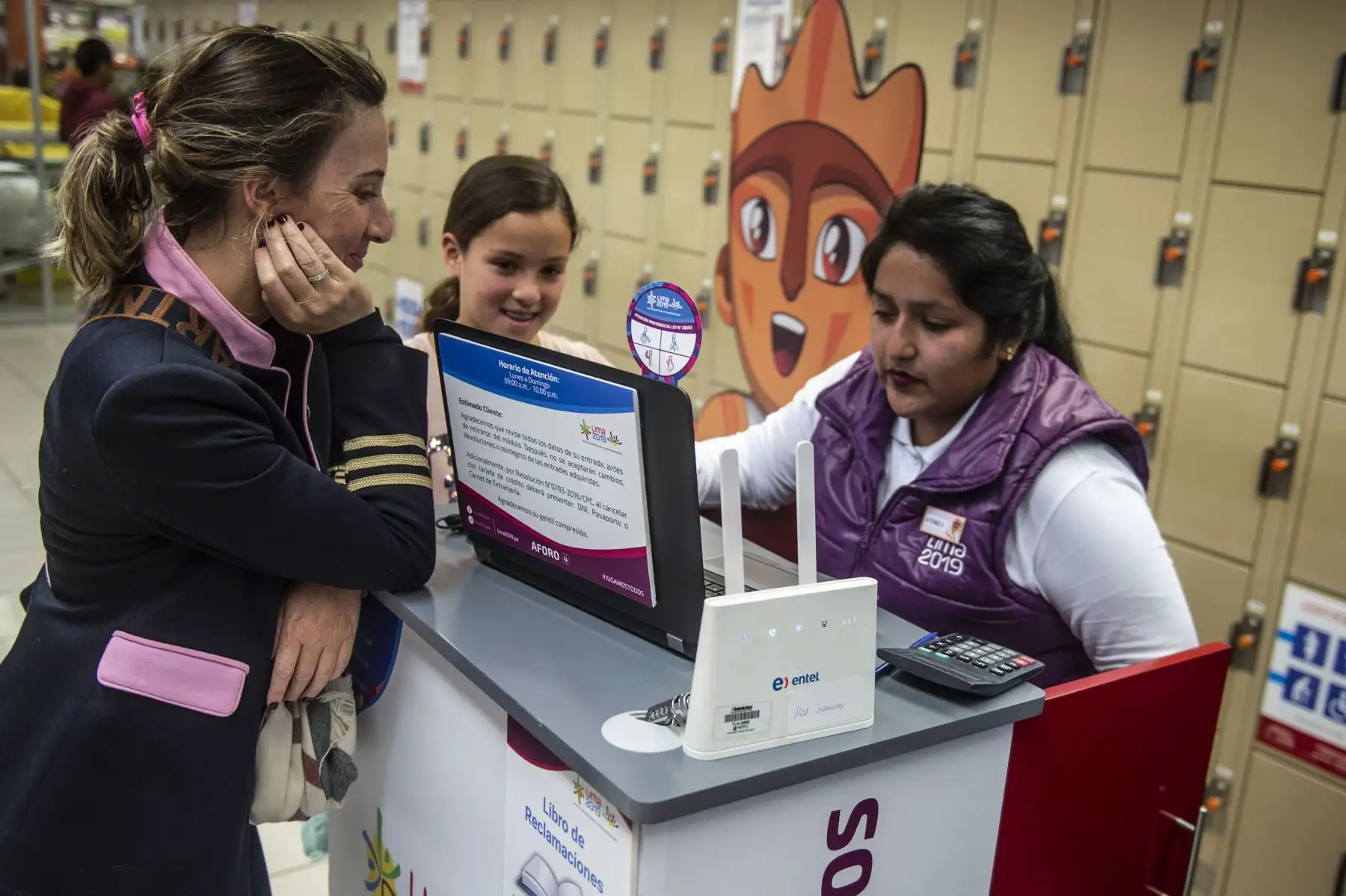 Público compra boletos de los Juegos Panamericanos en Lima en 2019, durante el primer día se vendieron más de 25 mil boletos que batió el récord histórico en ventas de boletos para espectáculos deportivos en Perú. Foto: AFP