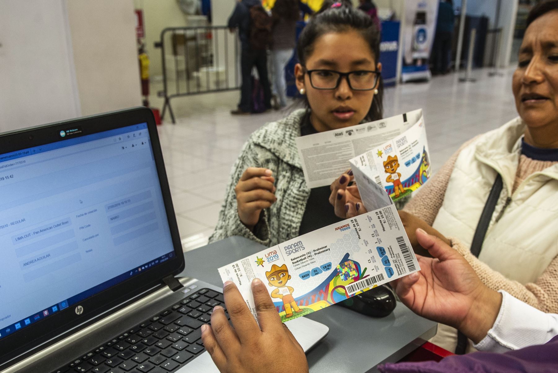Público compra boletos de los Juegos Panamericanos en Lima en 2019, durante el primer día se vendieron más de 25 mil boletos que batió el récord histórico en ventas de boletos para espectáculos deportivos en Perú. Foto: AFP