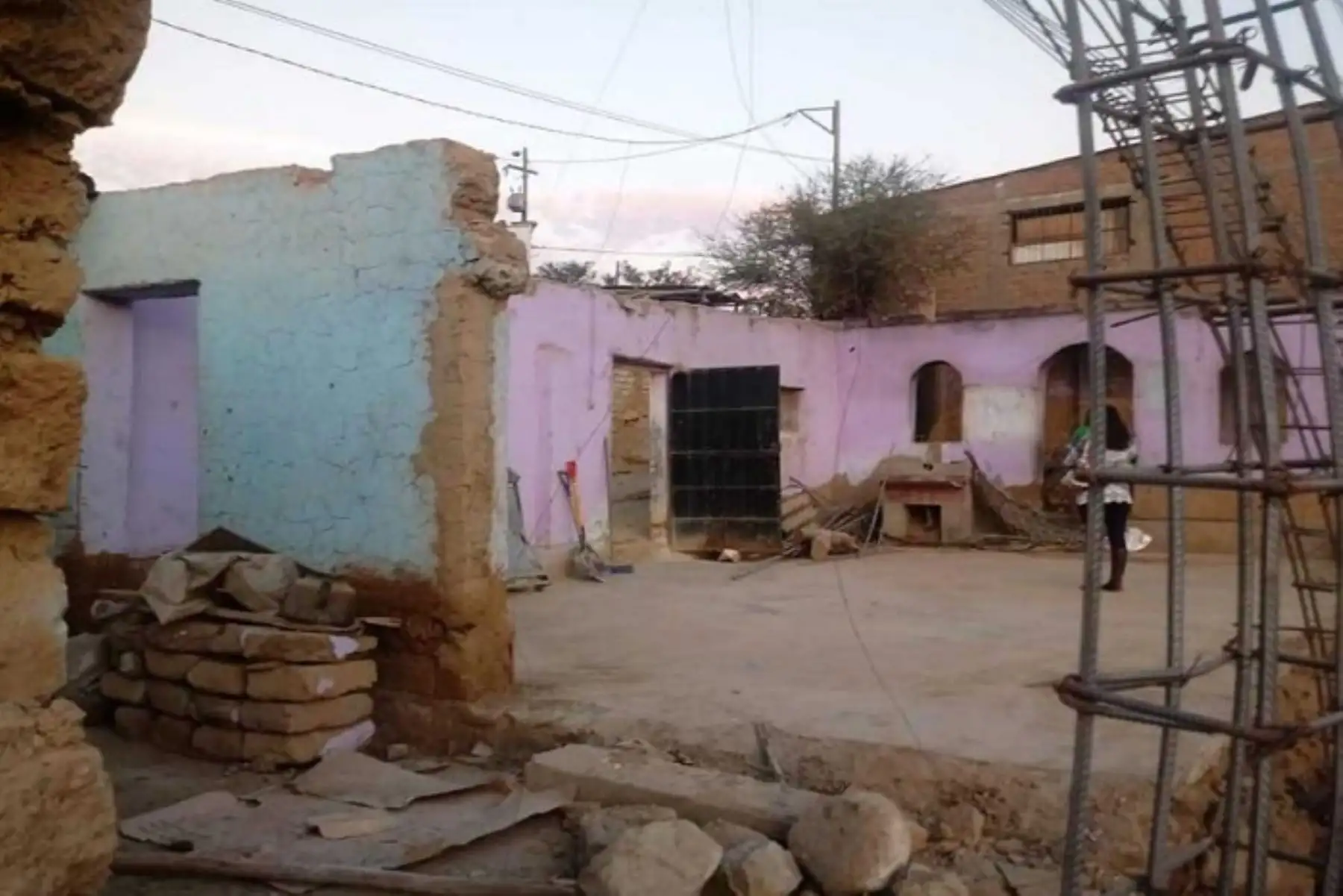 La Plataforma Provincial de Defensa Civil de Casma, en Áncash, declaró inhabitable el local donde funcionaba el comedor popular San Isidro Labrador, en el distrito de Yaután; que resultó seriamente afectado por el sismo registrado en Loreto.ANDINA/Difusión
