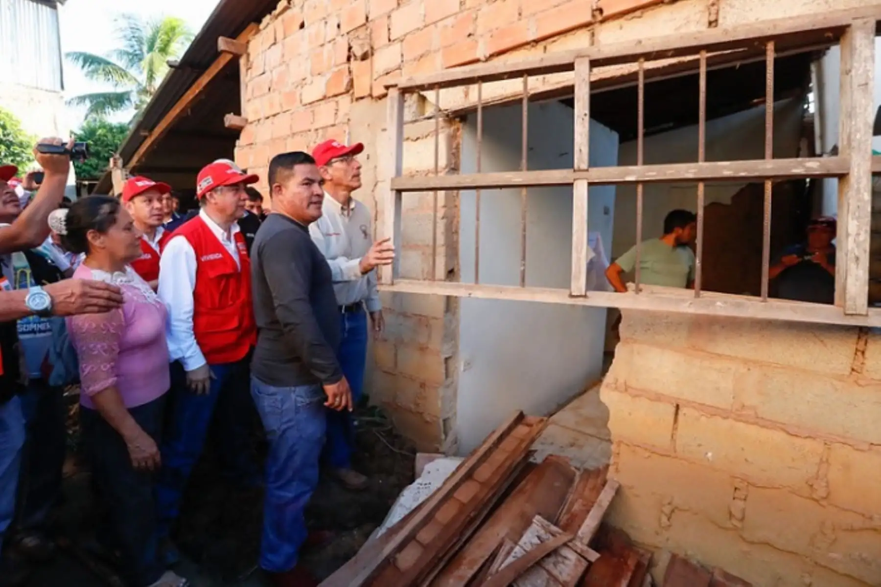 Ministro de Vivienda, Miguel Estrada, lideró acciones de atención para la población afectada en la región San Martín. Junto al presidente Martín Vizcarra llegó al Sauce, uno de los distritos más afectados
