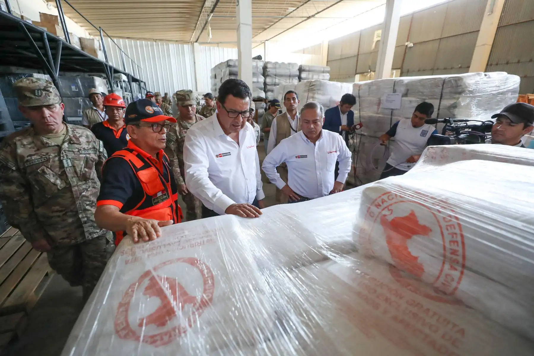 El ministro de Defensa, José Huerta, supervisó el abastecimiento del almacén regional de INDECI en Piura. Foto: ANDINA/ MINDEF