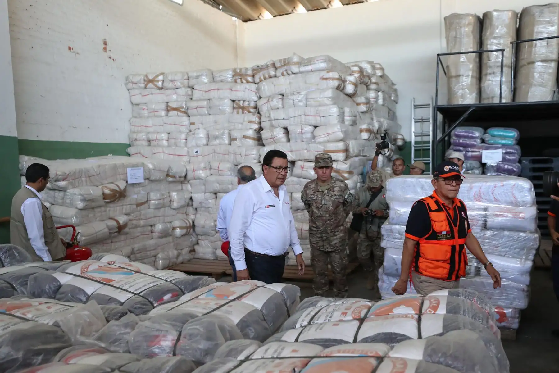 El ministro de Defensa, José Huerta, supervisó el abastecimiento del almacén regional de INDECI en Piura: Foto: ANDINA/ MINDEF