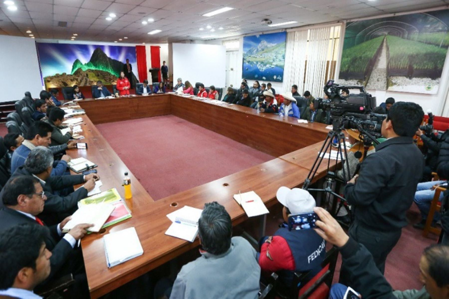 Ministra de Desarrollo e Inclusión Social, Paola Bustamante, presidió en Cusco la cuarta sesión de Mesa Técnica que incluye a funcionarios de la PCM, autoridades provinciales y locales, y representantes de comunidades y frentes de defensa