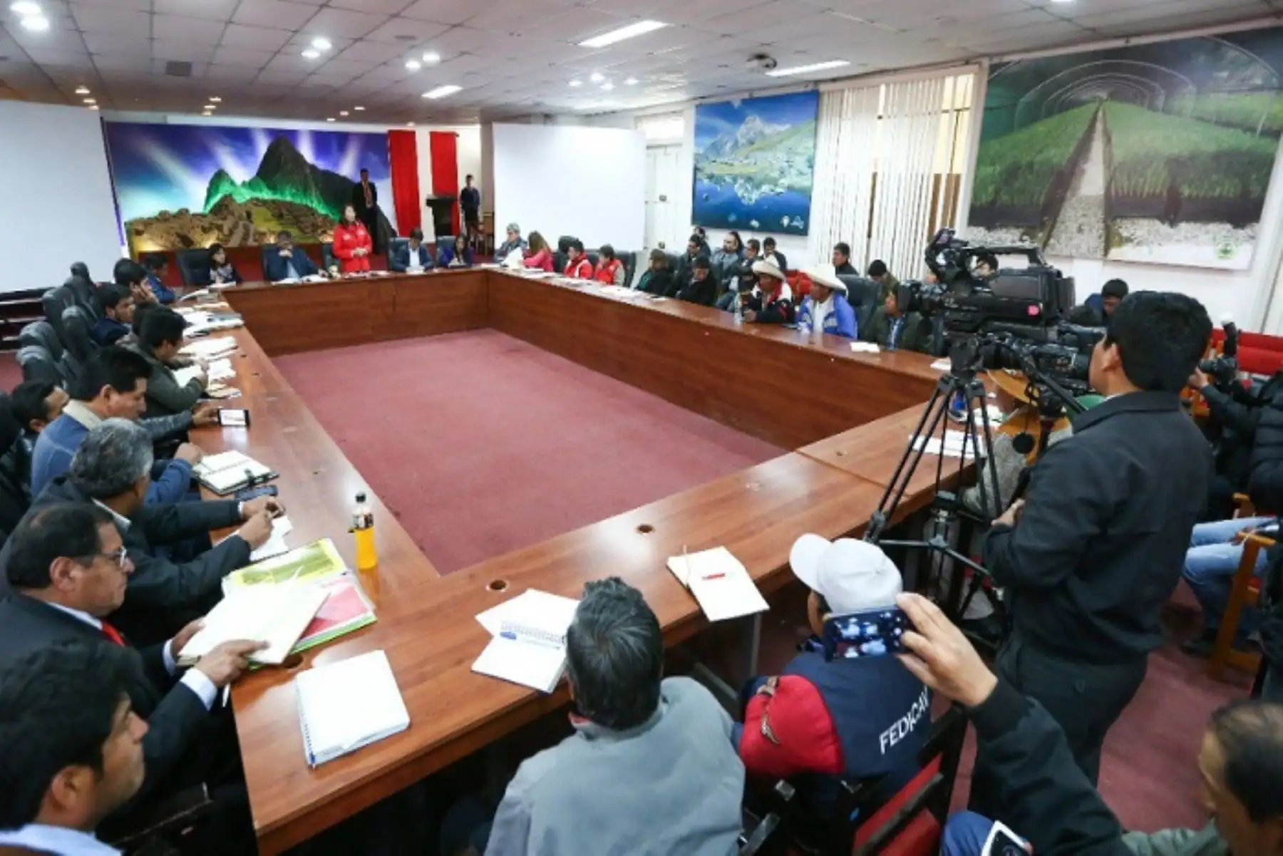 Ministra de Desarrollo e Inclusión Social, Paola Bustamante, presidió en Cusco la cuarta sesión de Mesa Técnica que incluye a funcionarios de la PCM, autoridades provinciales y locales, y representantes de comunidades y frentes de defensa