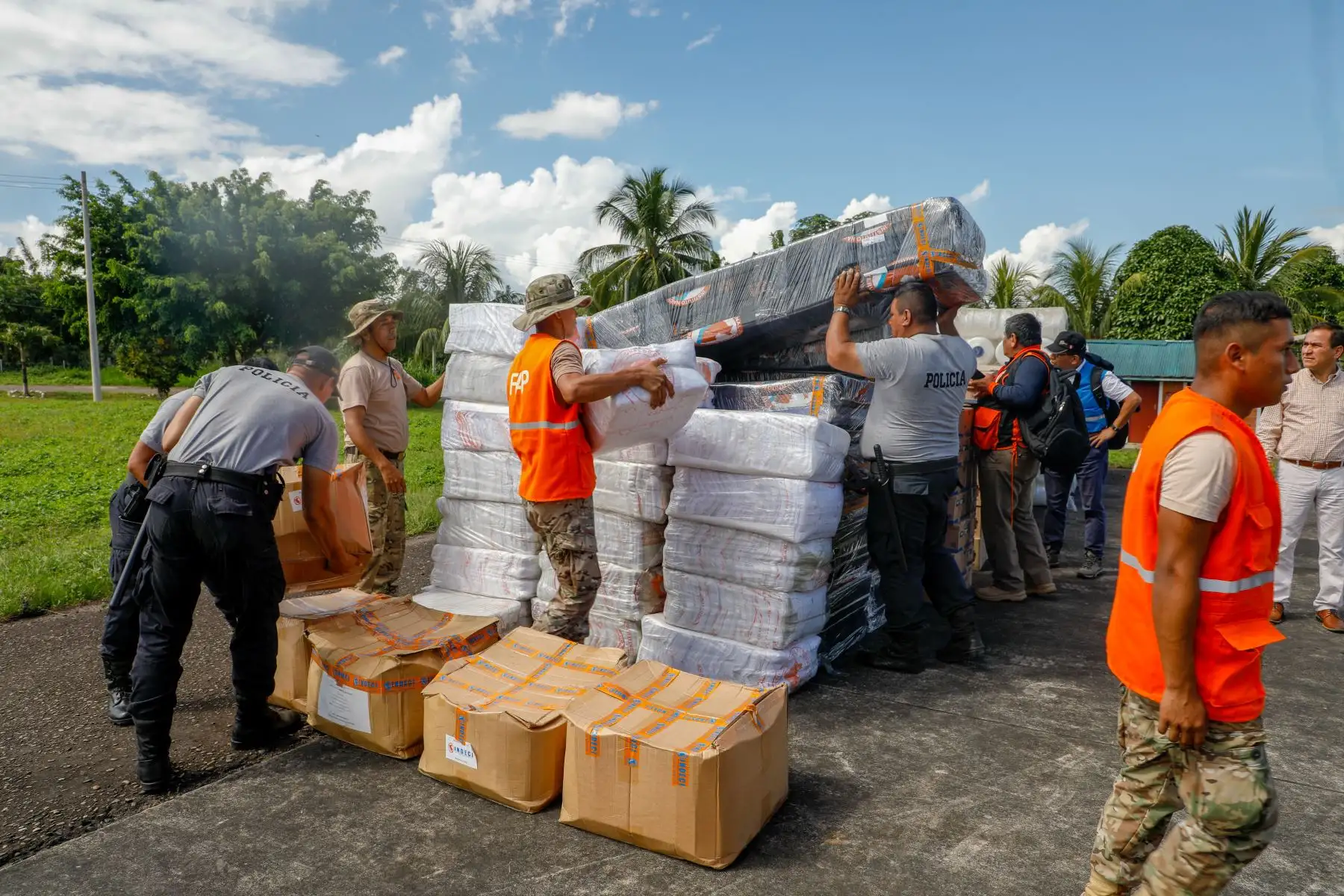 Ministra de la Producción Rocío Barrios trasladó más de dos Toneladas de alimentos a la zona afectada por el sismo en playa hermosa en Loreto. Foto: ANDINA/ PRODUCE
