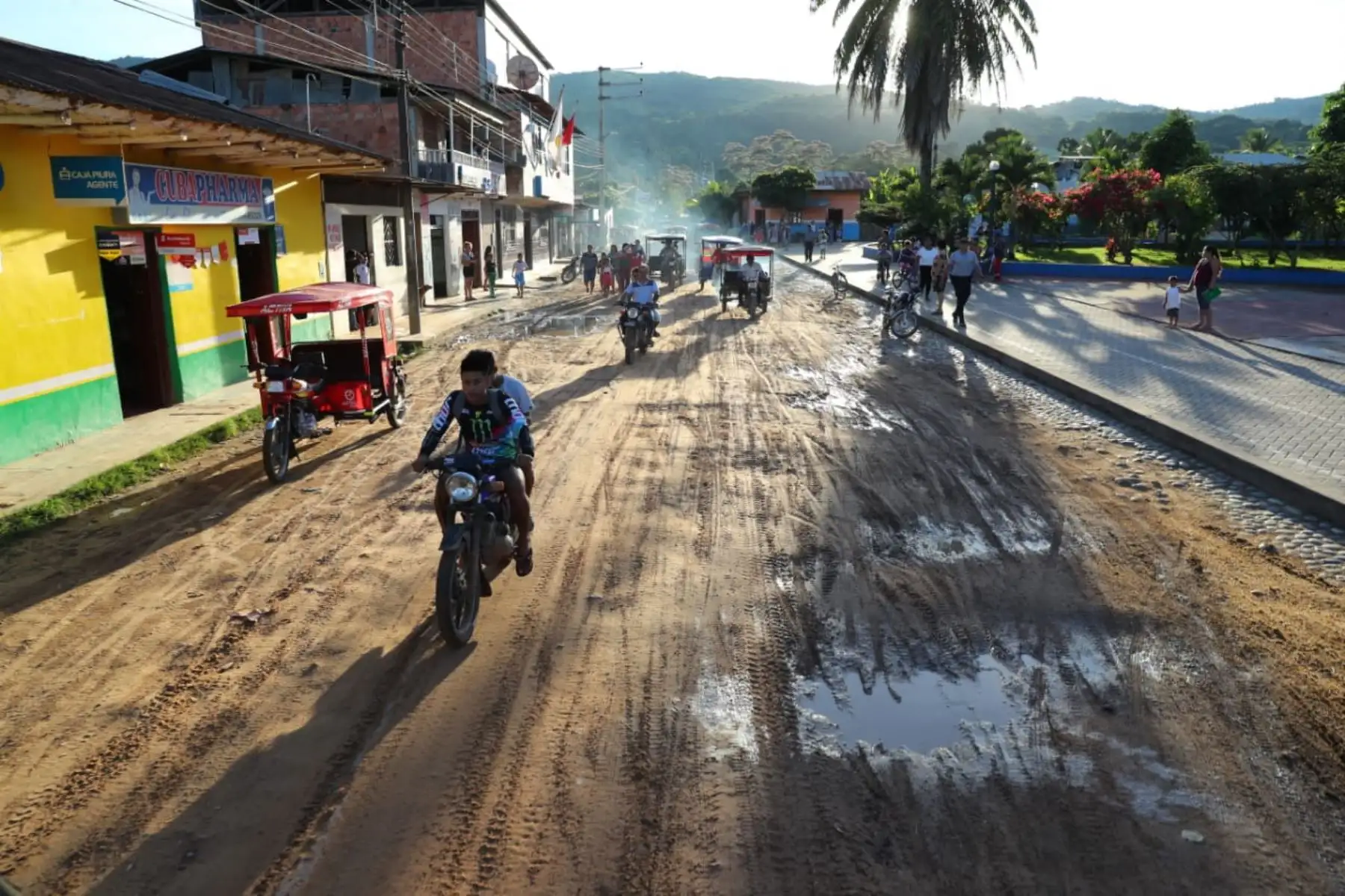 La reubicación de la comunidad de Playa Hermosa, una de las más afectadas por el sismo de magnitud 8.0 que ocurrió el 26 de mayo pasado en la región Loreto, hacia el fundo Carlos, recomendó el Instituto Geológico, Minero y Metalúrgico (Ingemmet), como medida de prevención.ANDINA/Prensa Presidencia
