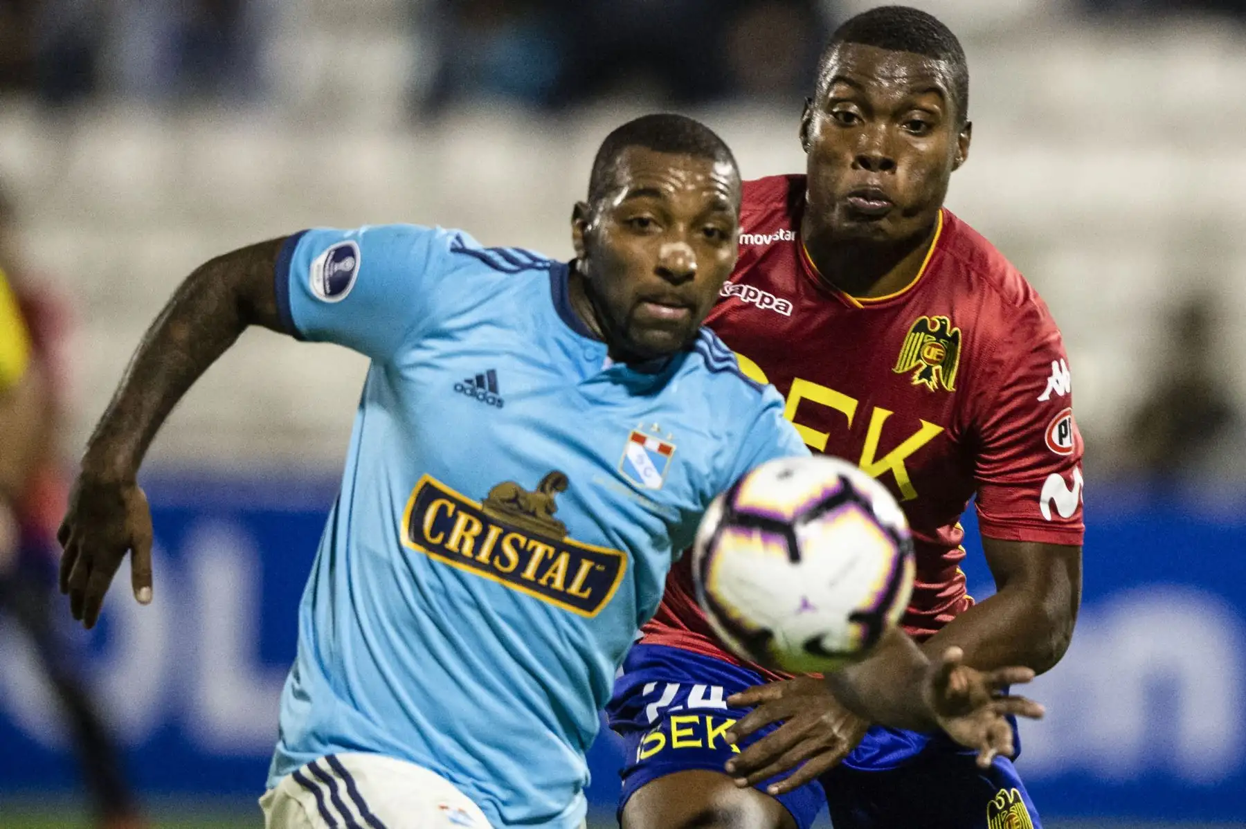Esequiel Palomeque (R) de Union Española de Chile compite por el balón con Jair Cespedes (L) de Sporting Cristal durante su partido de fútbol de Copa Sudamericana .
Foto: AFP