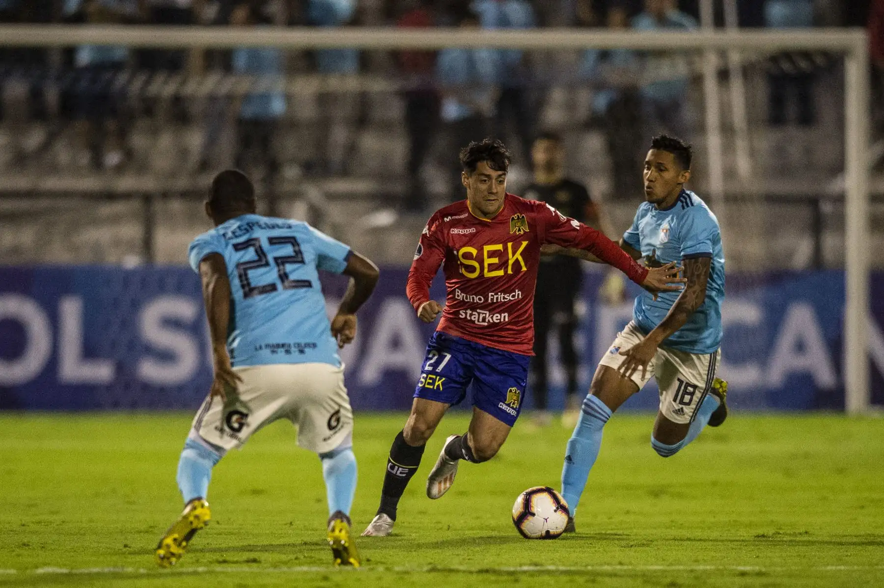 Rodrigo González (C) de Union Española de Chile compite por el balón con Jair Céspedes (L) de Sporting Cristal de Perú durante su partido de fútbol de Copa Sudamericana.
Foto:AFP