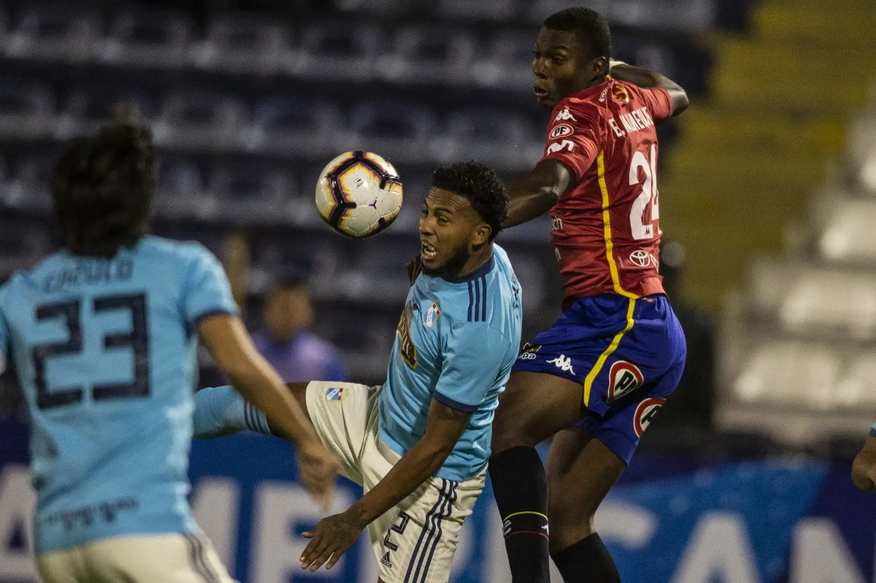 Ezequiel Palomeque (R) de Union Española de Chile compite por el balón con Johan Madrid (C) del Sporting Cristal durante su partido de fútbol de Copa Sudamericana.
Foto:AFP