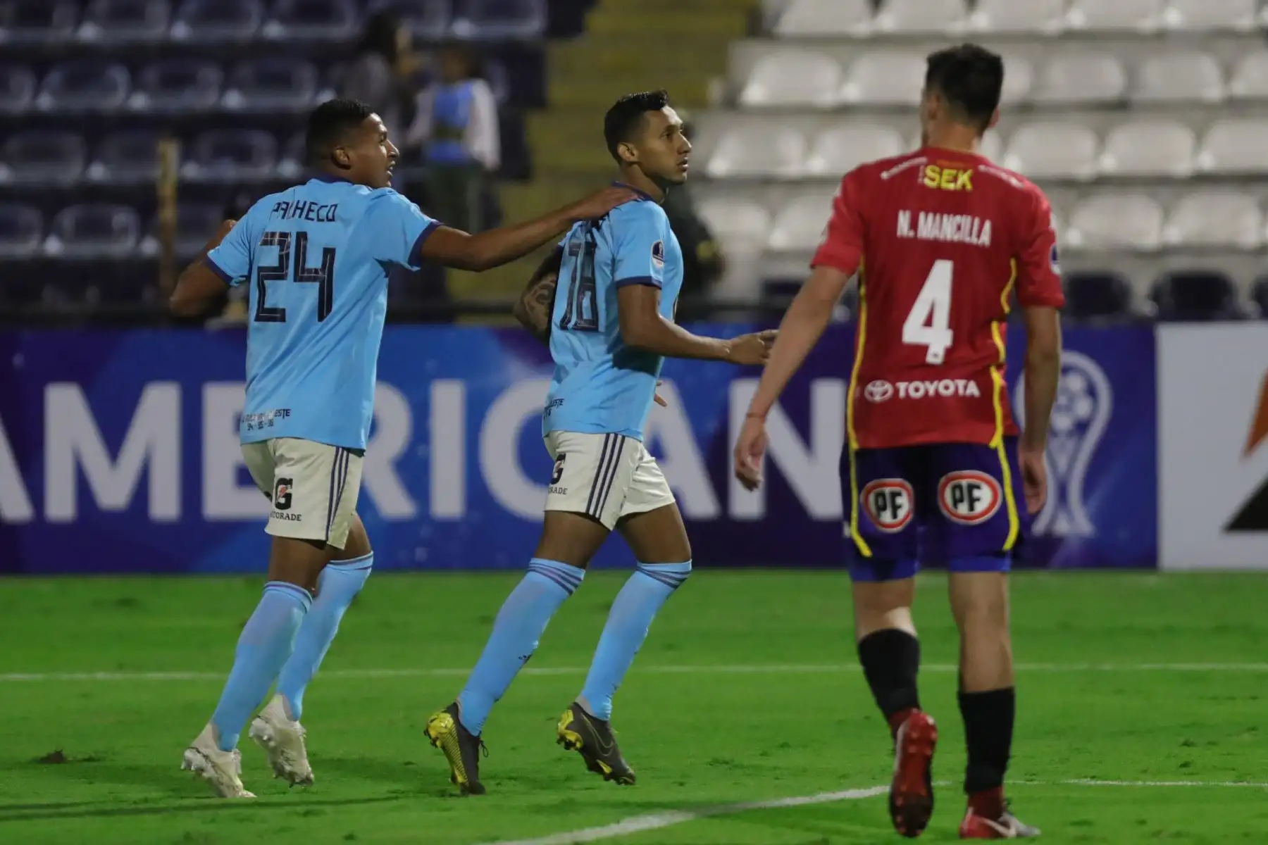 Cristofer González (d) de Sporting Cristal celebra tras anotar un penalti ante Unión Española este martes en un partido de la Copa Sudamericana entre Sporting Cristal y Unión Española.
Foto:AFP
