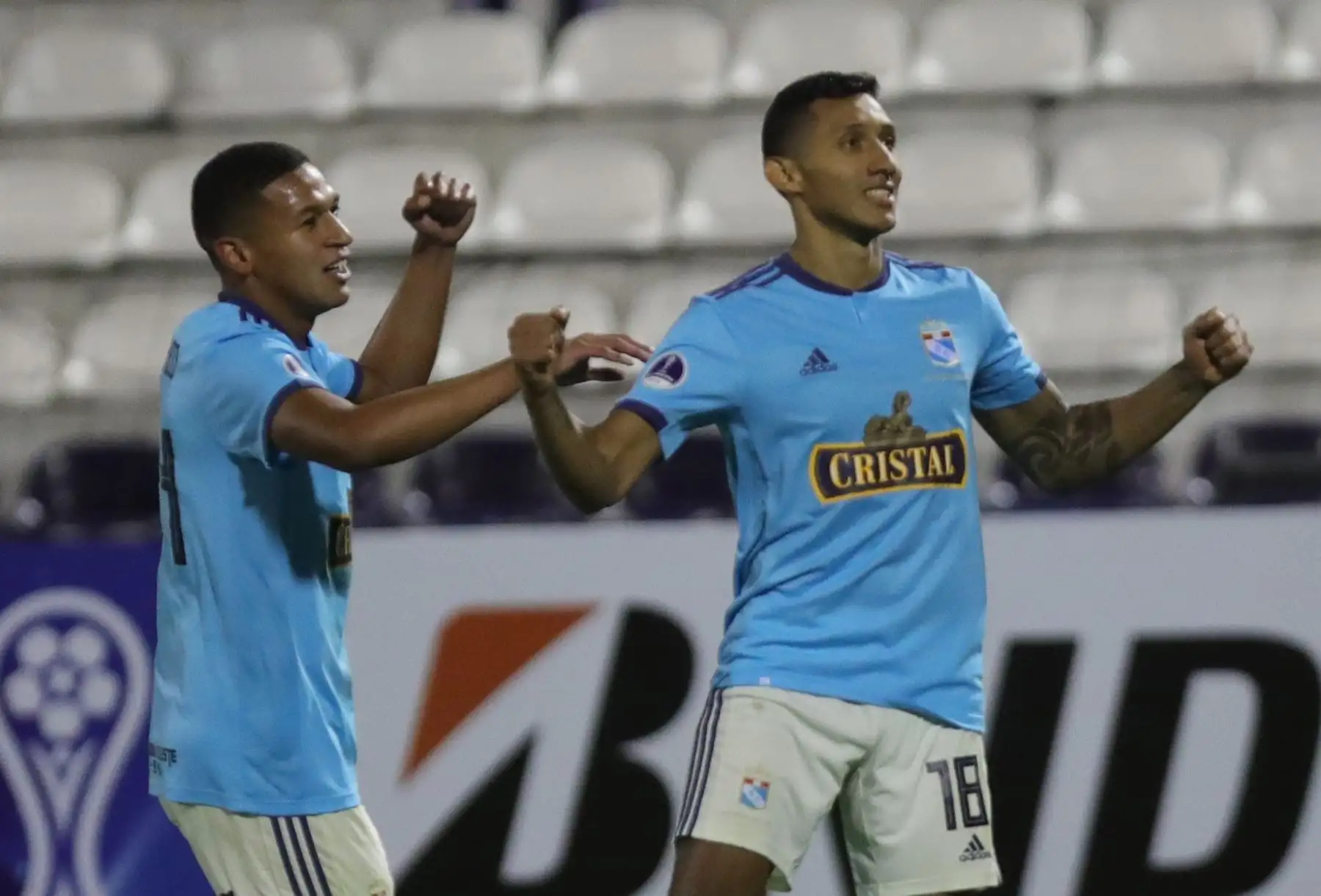 Cristofer González (d) de Sporting Cristal celebra tras anotar un penalti ante Unión Española este martes en un partido de la Copa Sudamericana entre Sporting Cristal y Unión Española.
Foto:AFP