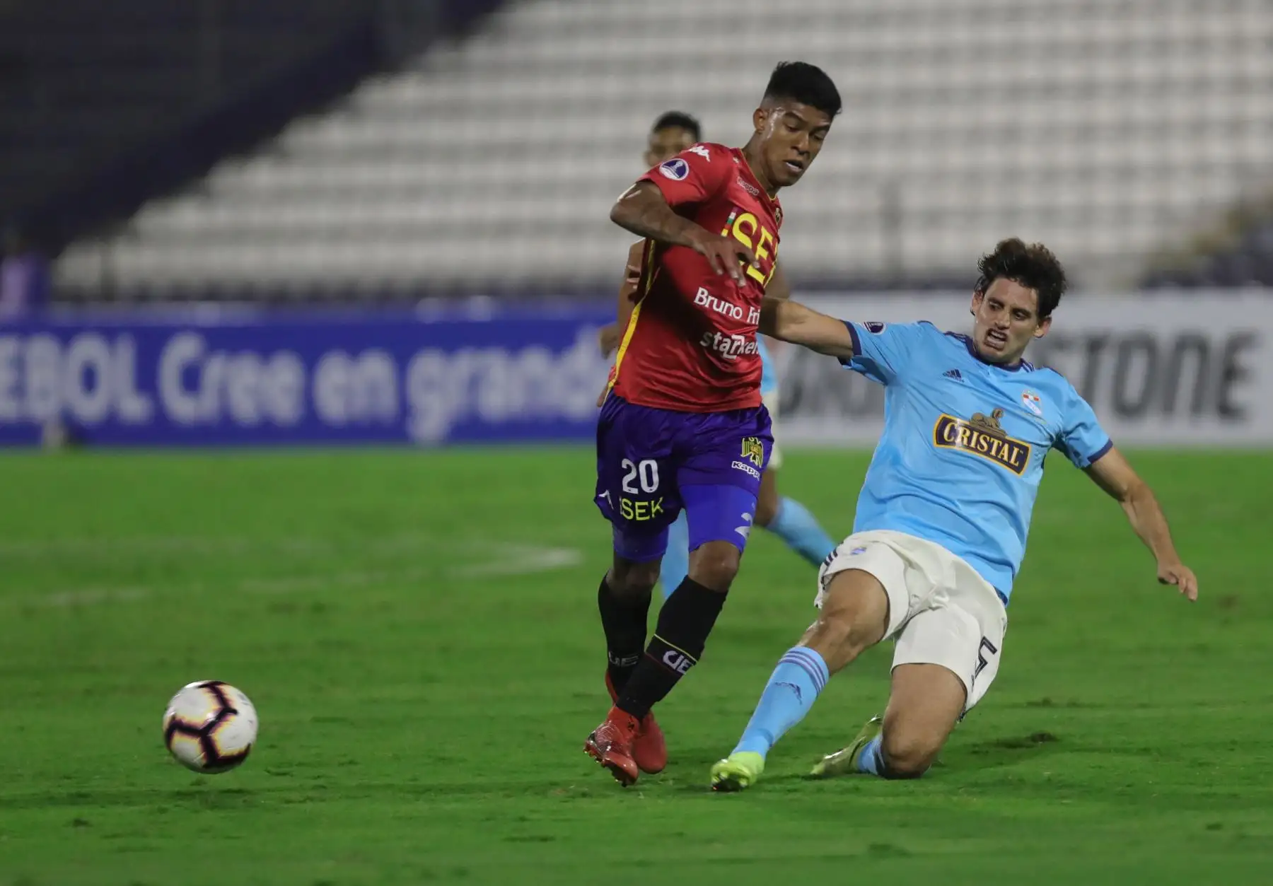 Omar Merlo (d) de Sporting Cristal salta por el balón con Yulián Mejía (d) de Unión Española este martes en un partido de la Copa Sudamericana entre Sporting Cristal y Unión Española.
Foto:AFP