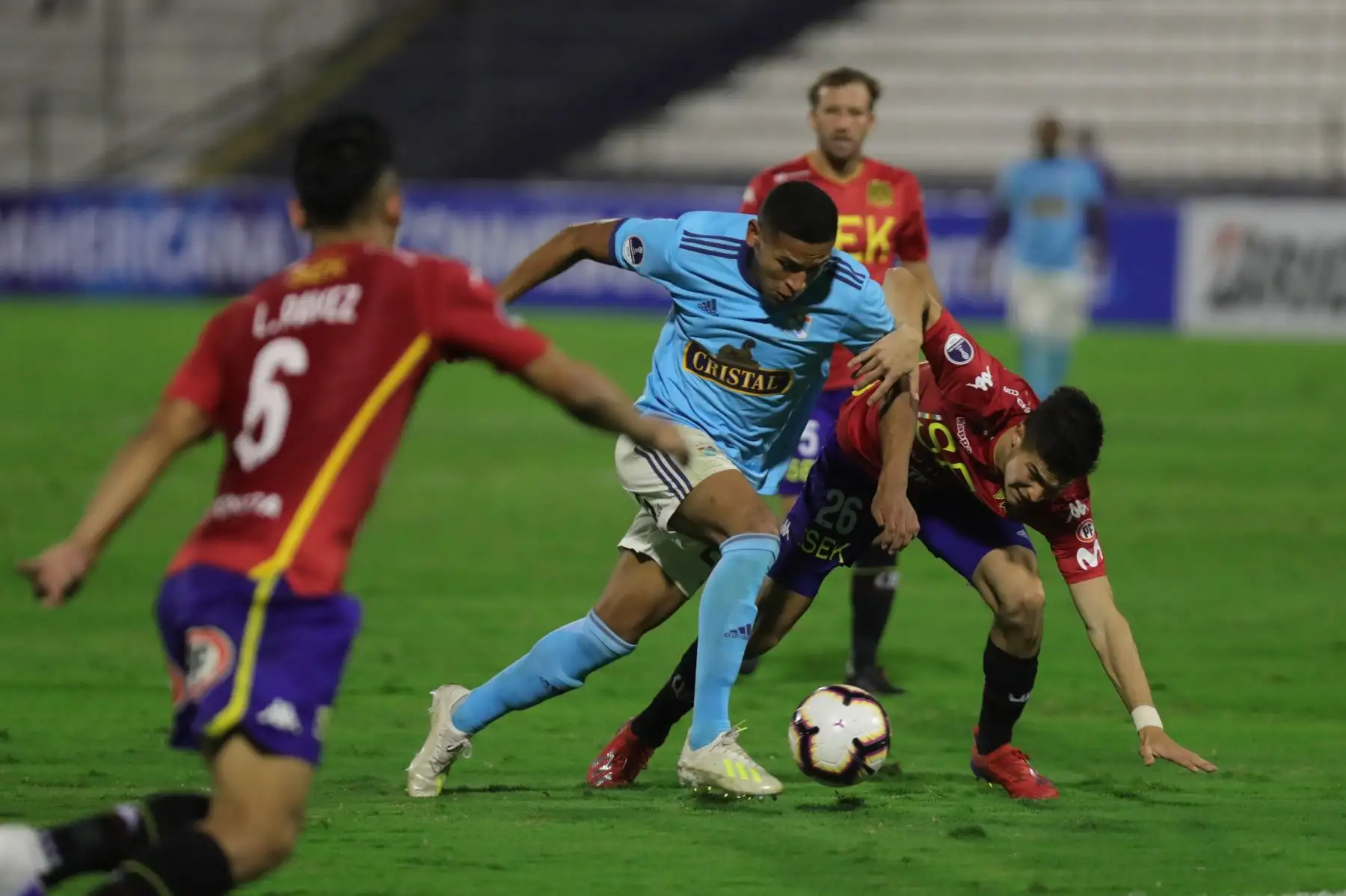 Cristofer González (c) de Sporting Cristal disputa un balón con Thomas Galdames (d) de Unión Española este martes en un partido de la Copa Sudamericana entre Sporting Cristal y Unión Española.
Foto:AFP