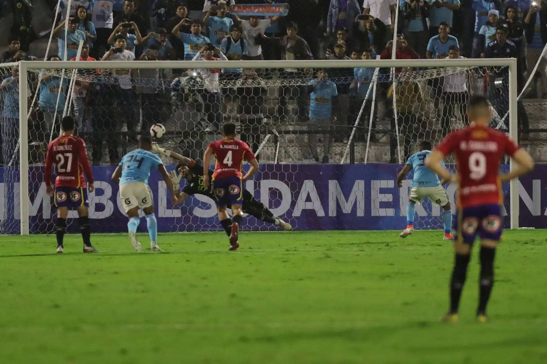 Cristian Palacios (2-d) de Sporting Cristal anota un penalti ante Unión Española este martes en un partido de la Copa Sudamericana entre Sporting Cristal y Unión Española.
Foto:AFP