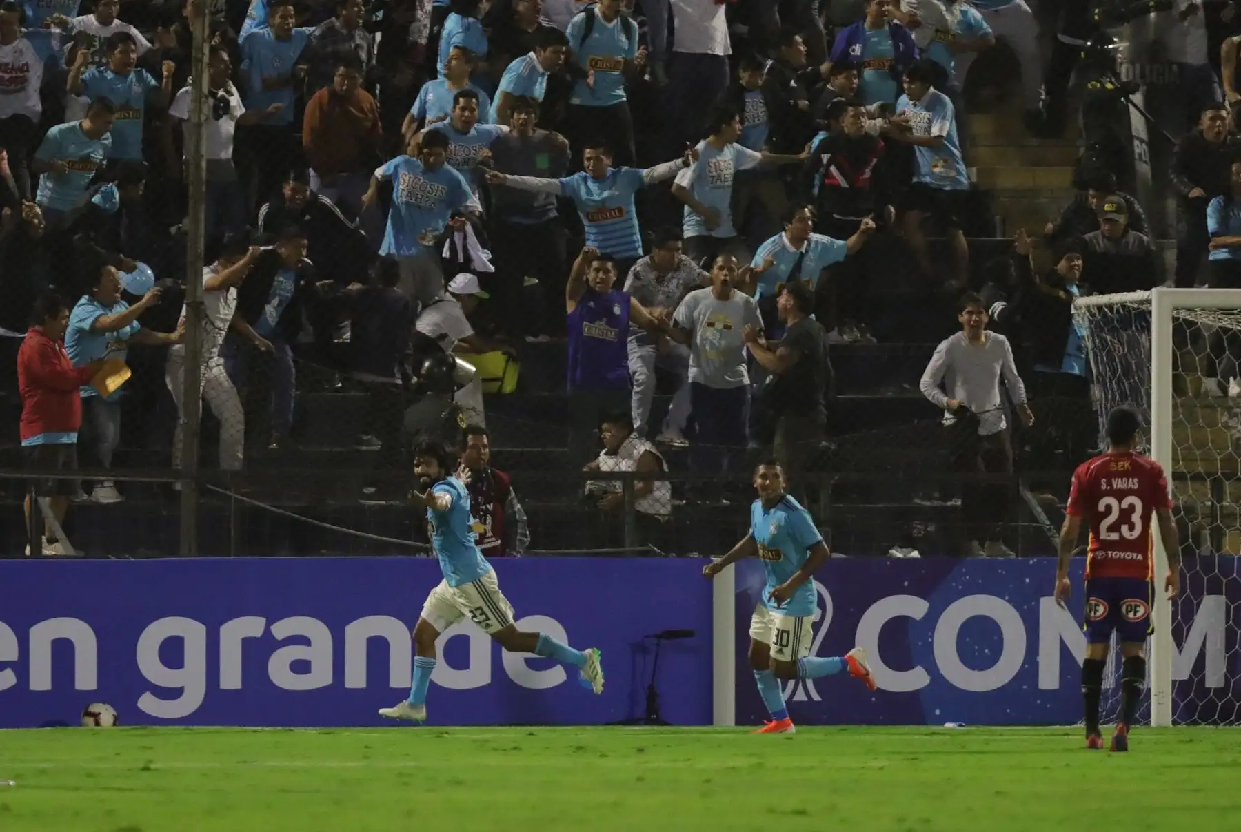 Cristian Palacios (c) y Jorge Cazulo (i) de Sporting Cristal celebran luego de anotar contra Unión Española este martes en un partido de la Copa Sudamericana entre Sporting Cristal y Unión Española.
Foto:AFP