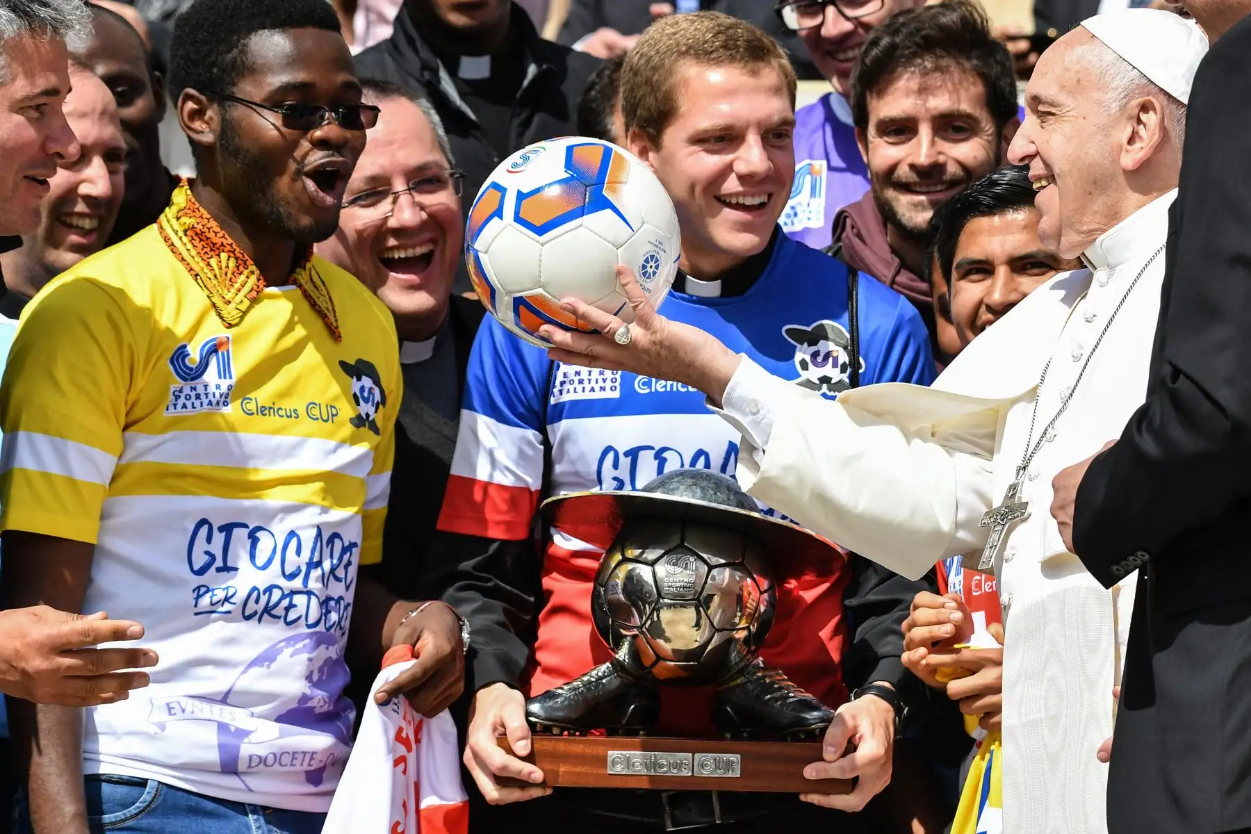 El Papa Francisco juega con una pelota de futbolistas de la Clericus Cup durante su audiencia general semanal en la Plaza de San Pedro en el Vaticano. Foto: AFP