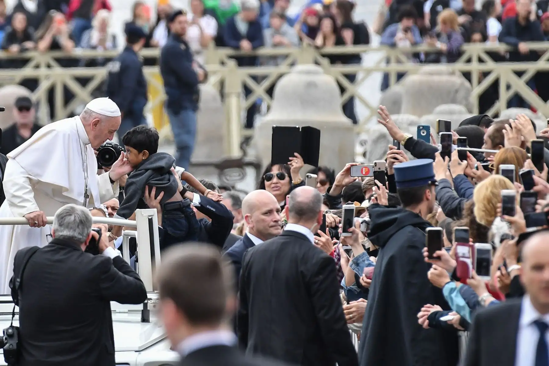 El Papa Francisco saluda a los fieles cuando llega a la audiencia general semanal en la Plaza San Pedro en el Vaticano.Foto: AFP
