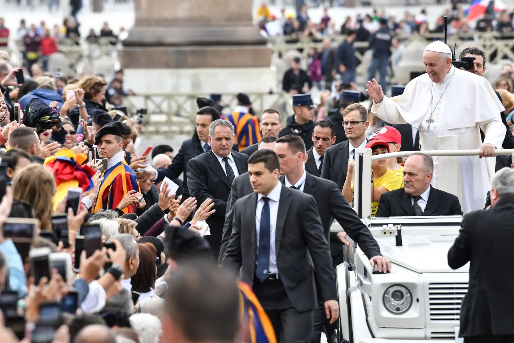 El Papa Francisco saluda a los fieles cuando llega a la audiencia general semanal en la Plaza San Pedro en el Vaticano.Foto: AFP