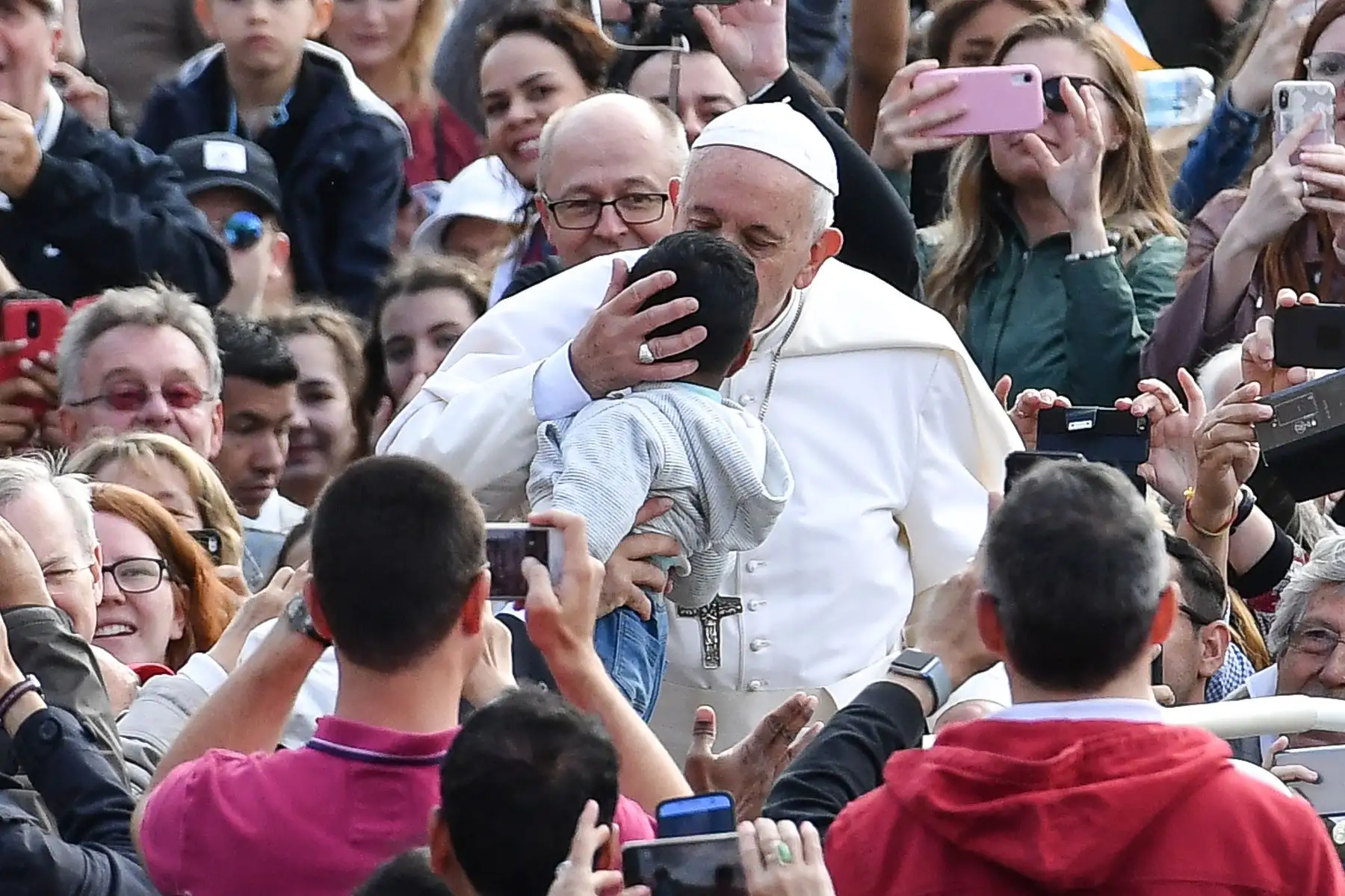El Papa Francisco saluda a los fieles cuando llega a la audiencia general semanal en la Plaza San Pedro en el Vaticano.Foto: AFP