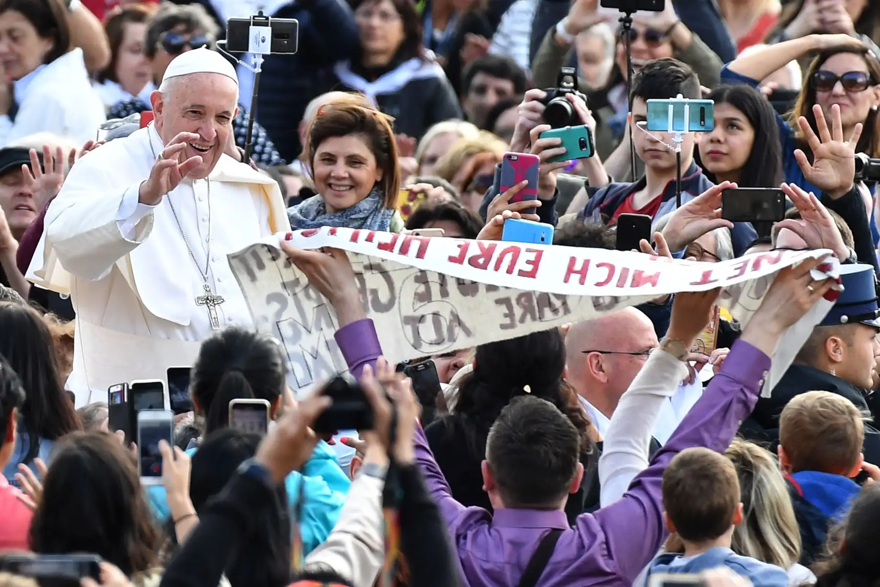 El Papa Francisco saluda a los fieles cuando llega a la audiencia general semanal en la Plaza San Pedro en el Vaticano.Foto: AFP