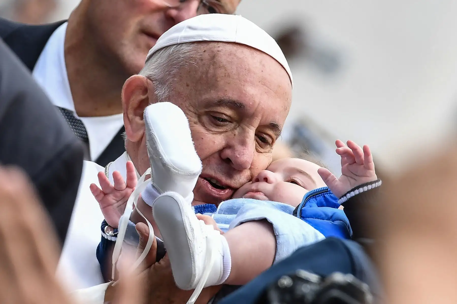 El Papa Francisco saluda a los fieles cuando llega a la audiencia general semanal en la Plaza San Pedro en el Vaticano.Foto: AFP