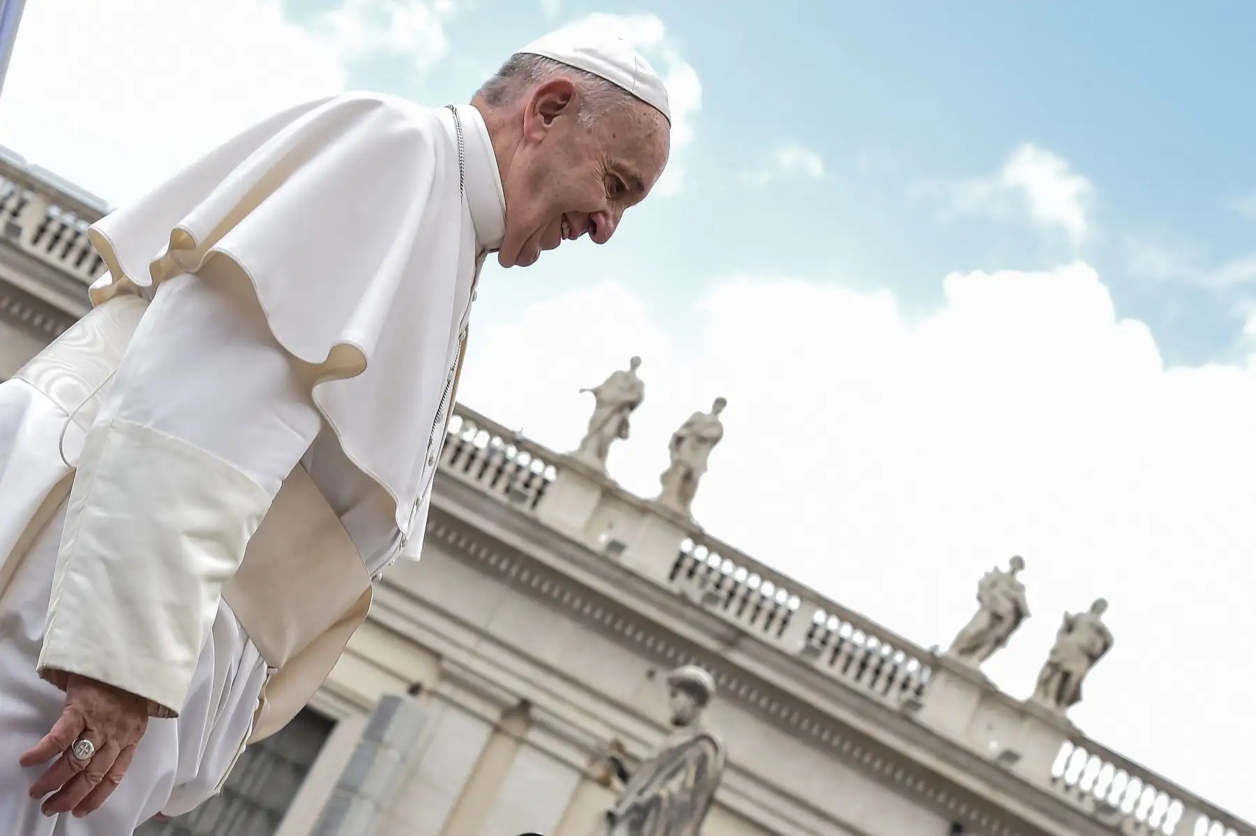 El Papa Francisco llega a la audiencia general semanal en la Plaza San Pedro en el Vaticano.Foto: AFP