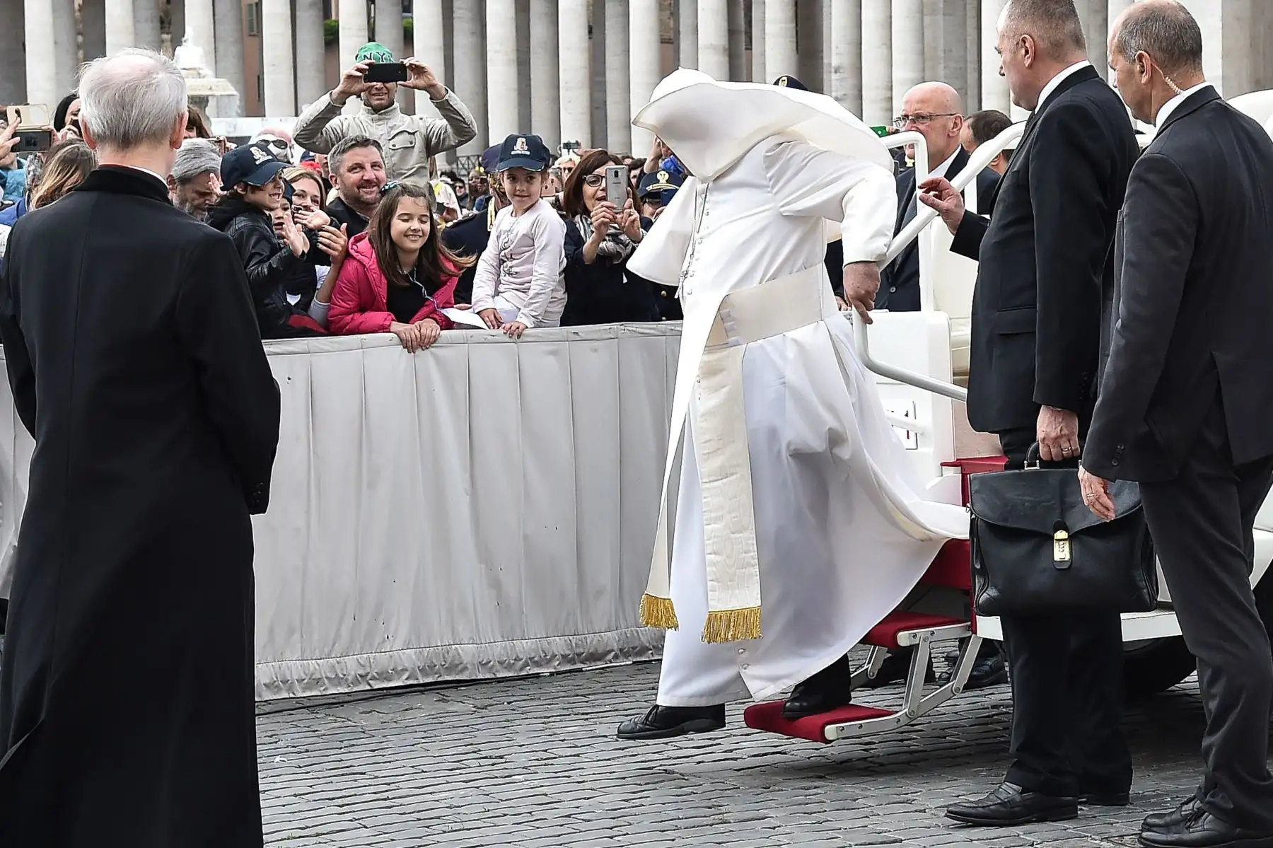 El Papa Francisco saluda a los fieles cuando llega a la audiencia general semanal en la Plaza San Pedro en el Vaticano.Foto: AFP