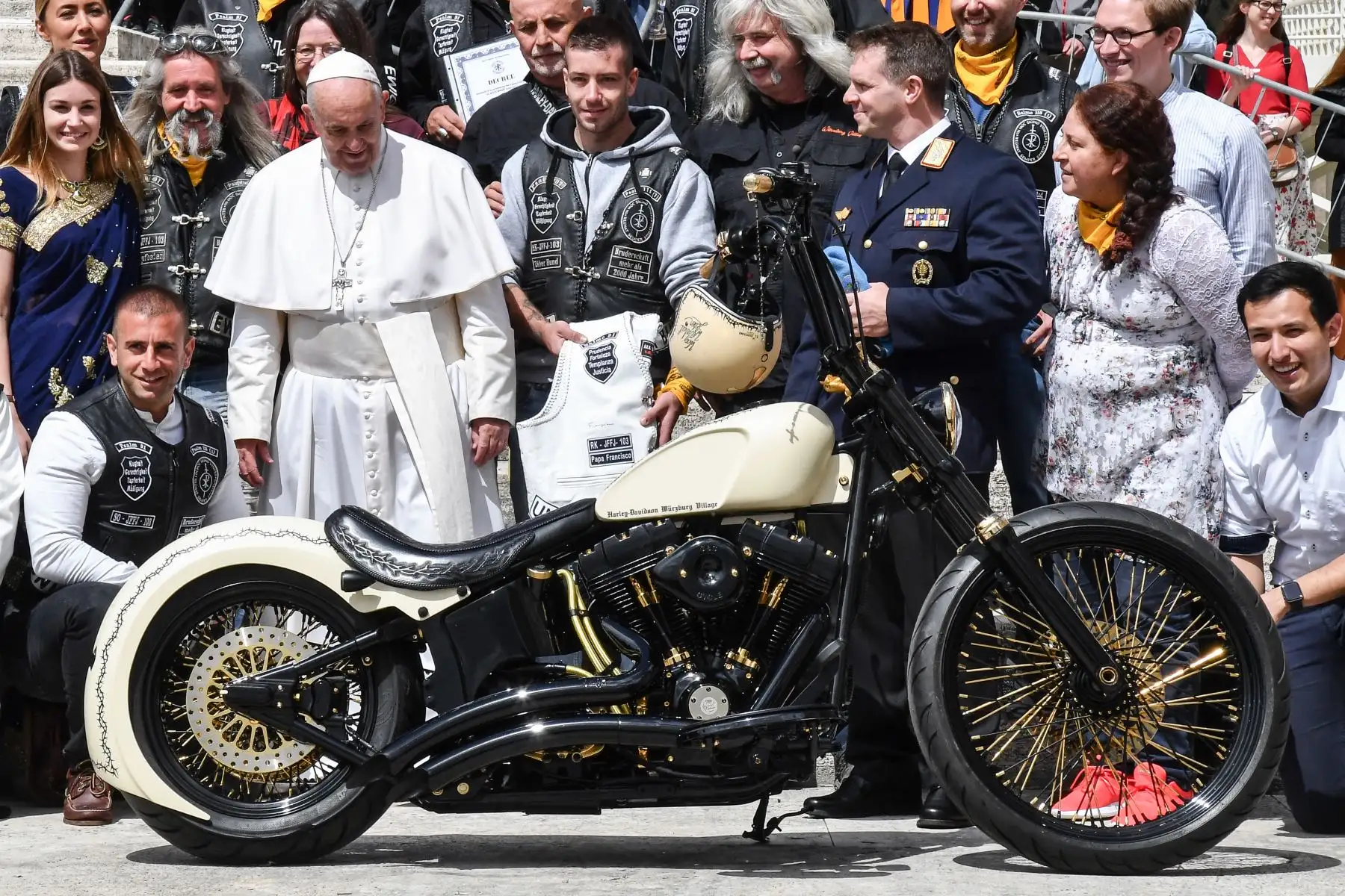 El Papa Francisco se encuentra con miembros del grupo de motocicletas cristianas junto a una motocicleta Harley Davidson durante su audiencia general semanal en la Plaza de San Pedro en el Vaticano. Foto: AFP
