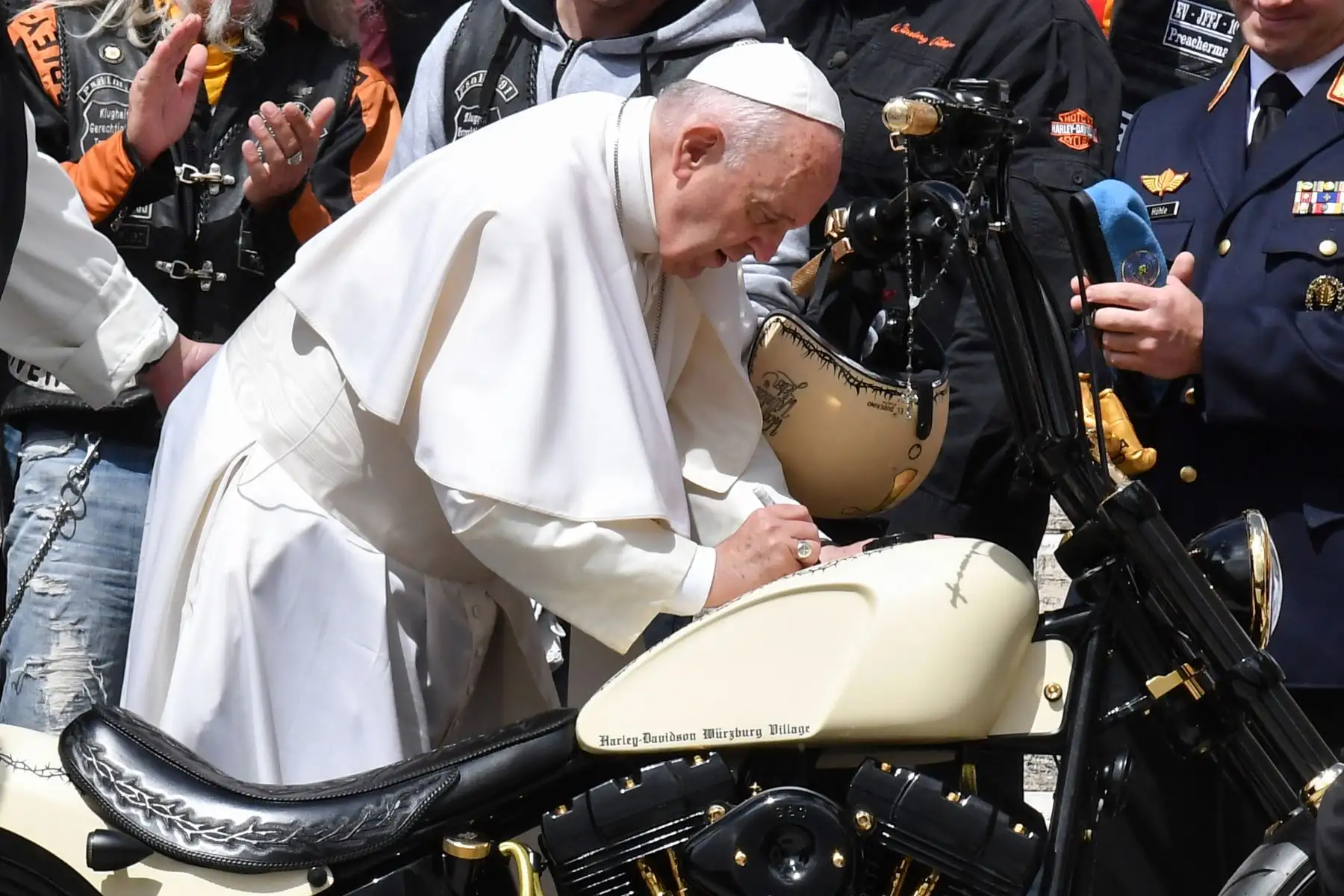 El Papa Francisco se encuentra con miembros del grupo de motocicletas cristianas junto a una motocicleta Harley Davidson durante su audiencia general semanal en la Plaza de San Pedro en el Vaticano. Foto: AFP